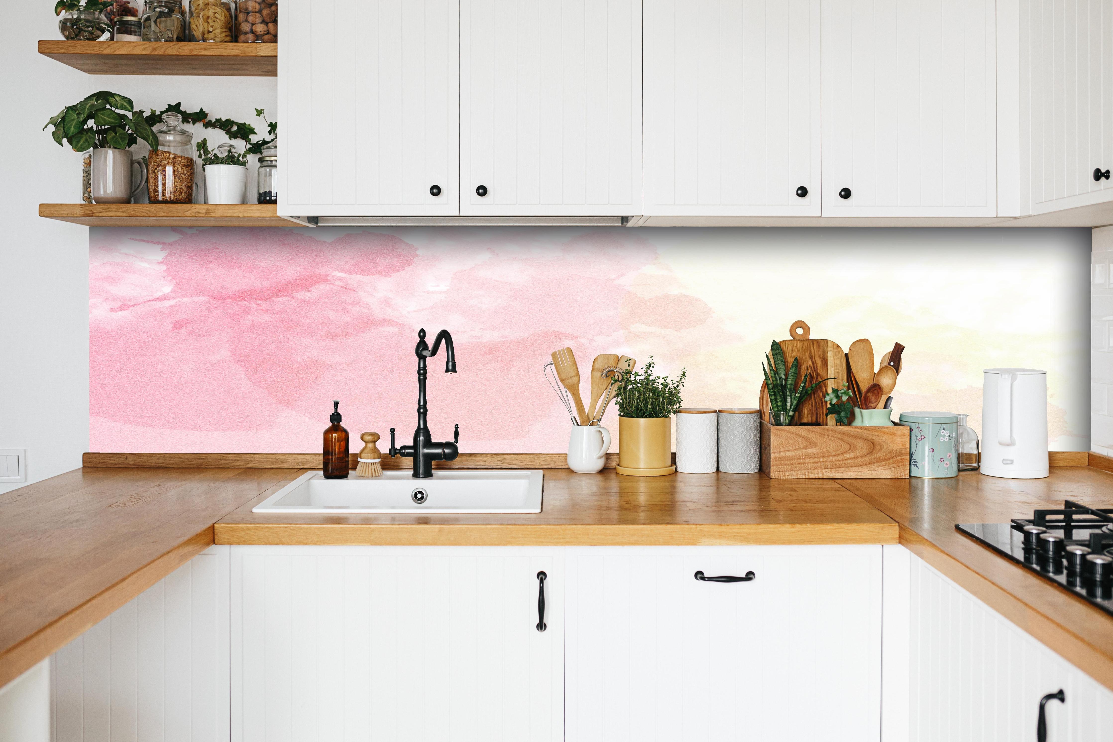 Küche - Weiche Rosé-Gelb-Aquarell Wandgestaltung hinter weißen Hochglanz-Küchenregalen und schwarzem Wasserhahn