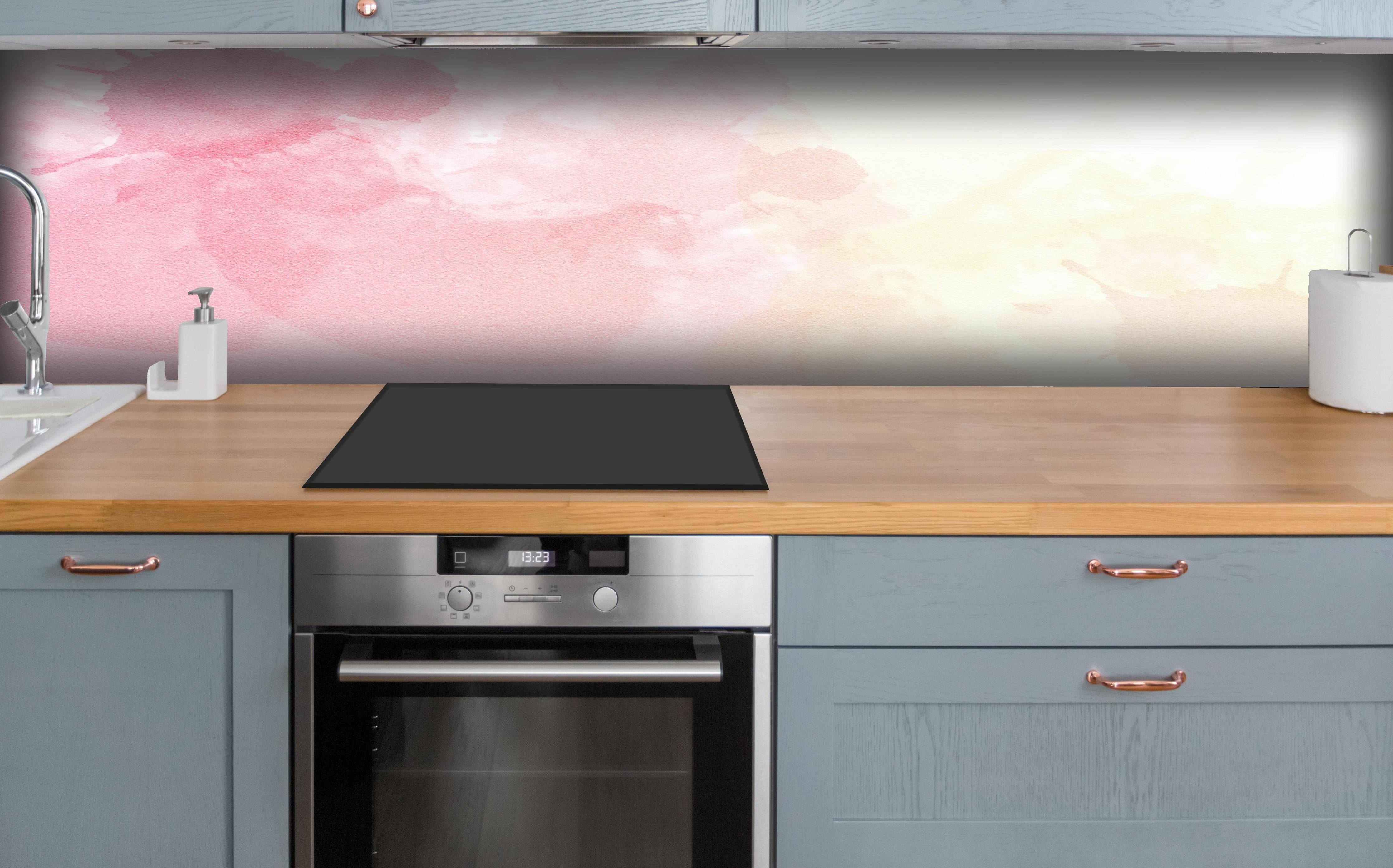 Küche - Weiche Rosé-Gelb-Aquarell Wandgestaltung hinter weißen Hochglanz-Küchenregalen und schwarzem Wasserhahn