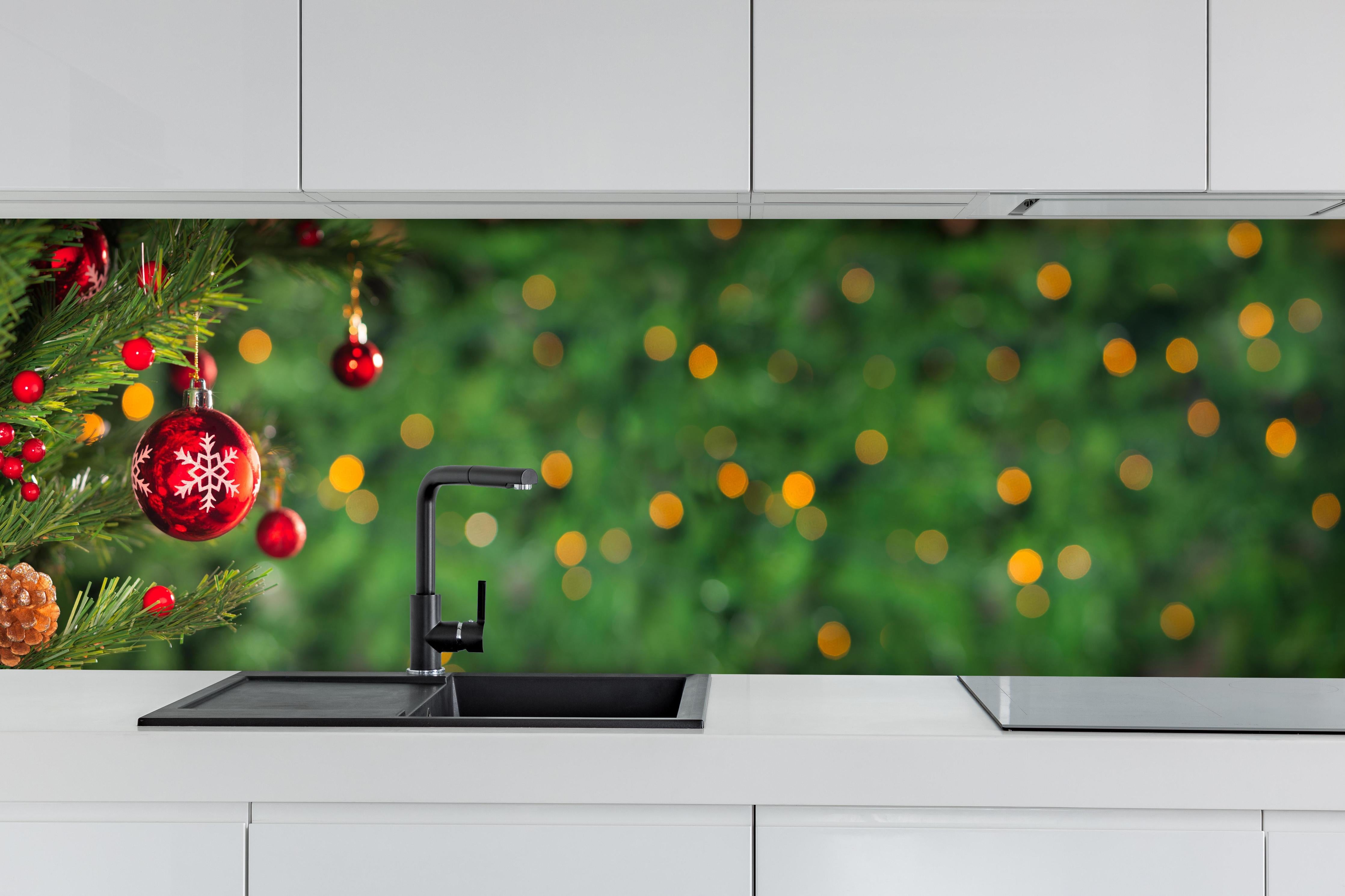 Küche - Weihnachten Banner hinter weißen Hochglanz-Küchenregalen und schwarzem Wasserhahn