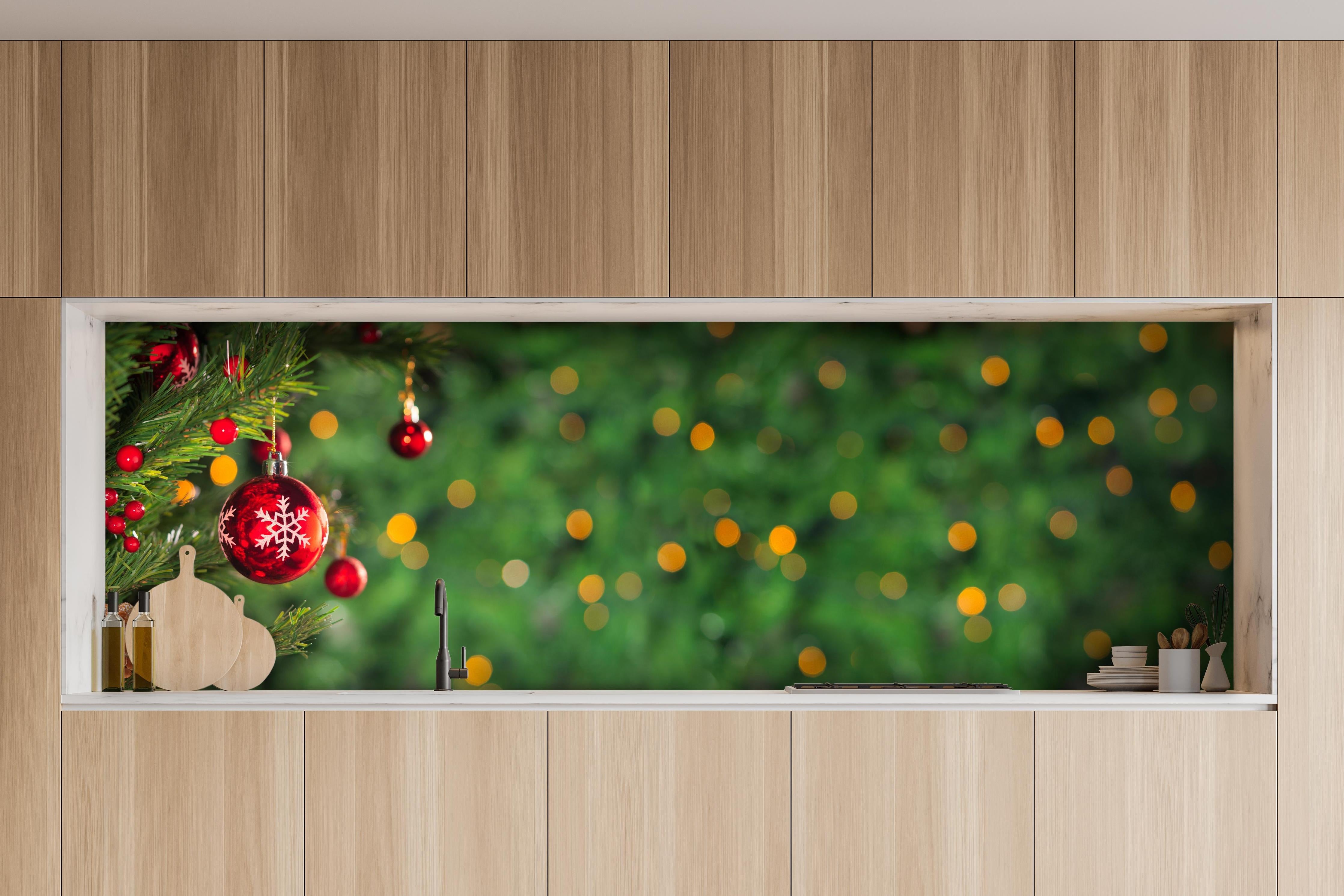 Küche - Weihnachten Banner hinter weißen Hochglanz-Küchenregalen und schwarzem Wasserhahn