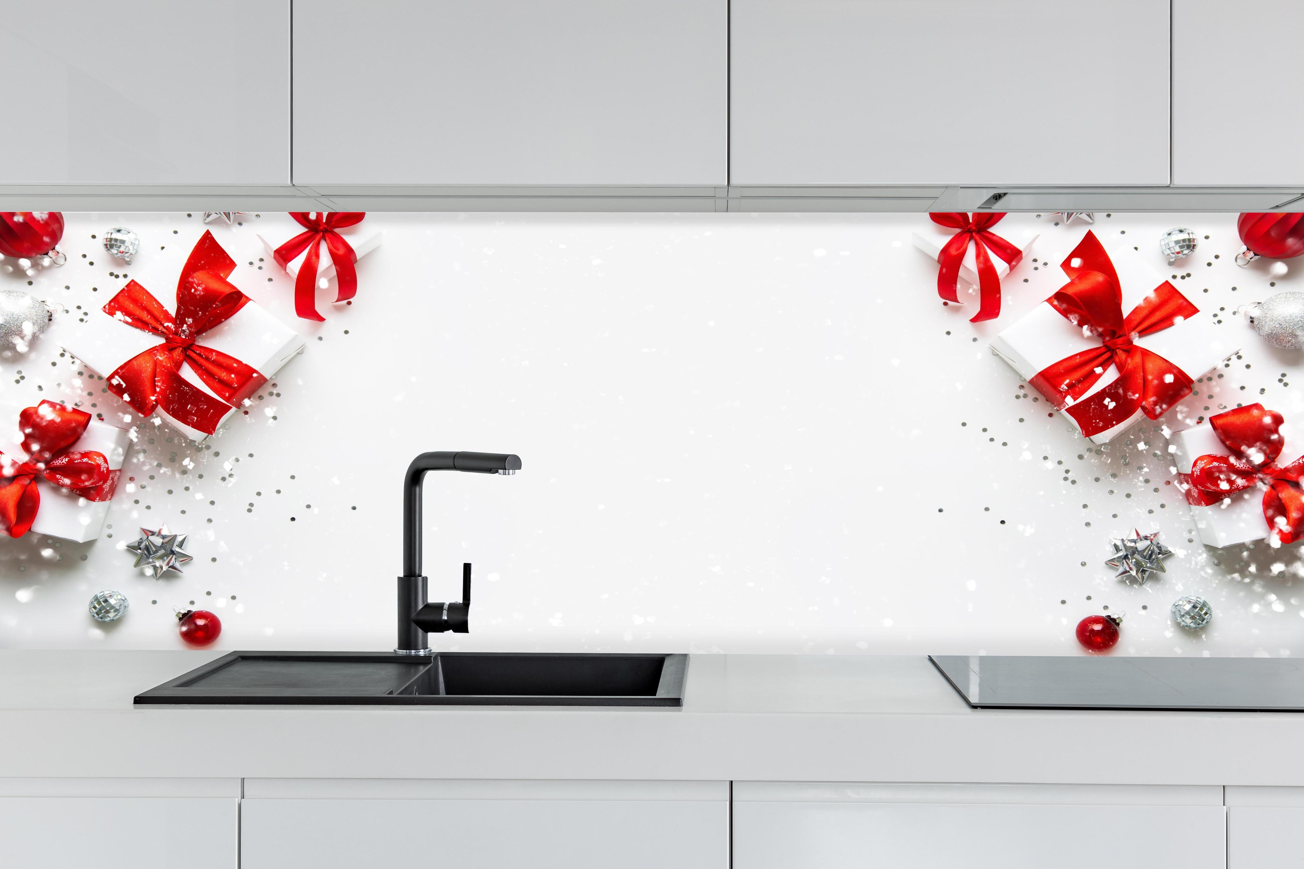Küche - Weihnachtliche Geschenke mit Roter Schleife hinter weißen Hochglanz-Küchenregalen und schwarzem Wasserhahn