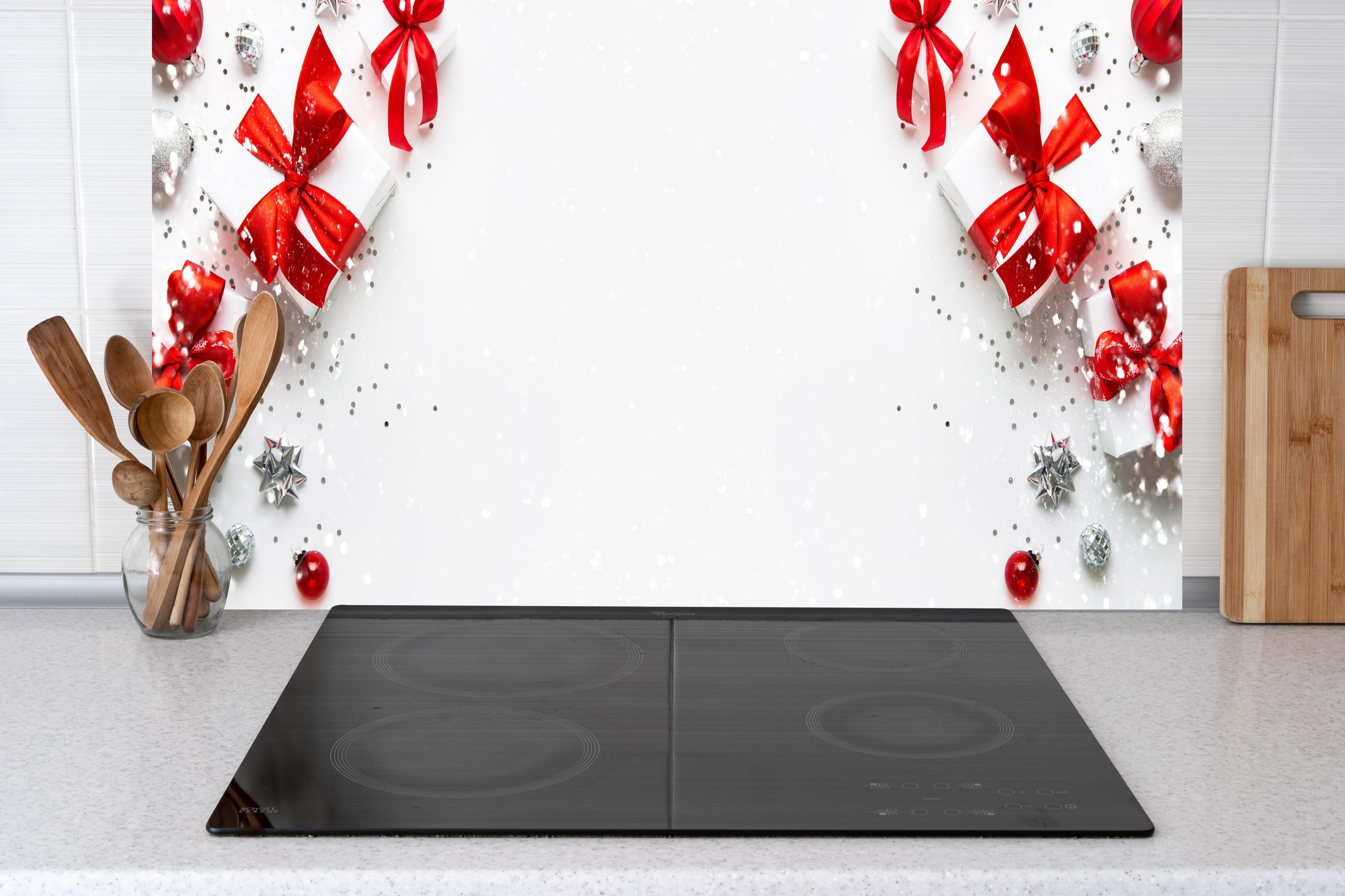 Küche - Weihnachtliche Geschenke mit Roter Schleife hinter weißen Hochglanz-Küchenregalen und schwarzem Wasserhahn