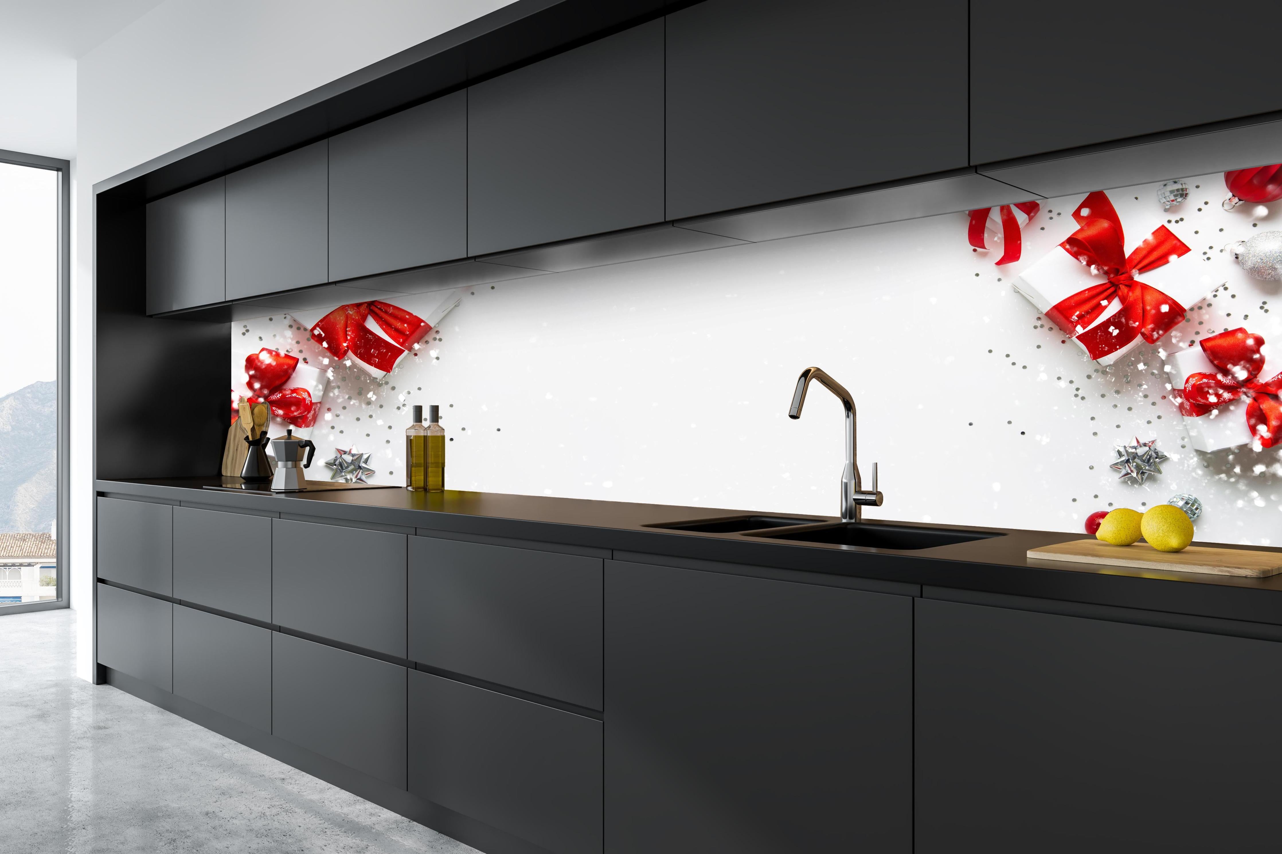 Küche - Weihnachtliche Geschenke mit Roter Schleife hinter weißen Hochglanz-Küchenregalen und schwarzem Wasserhahn