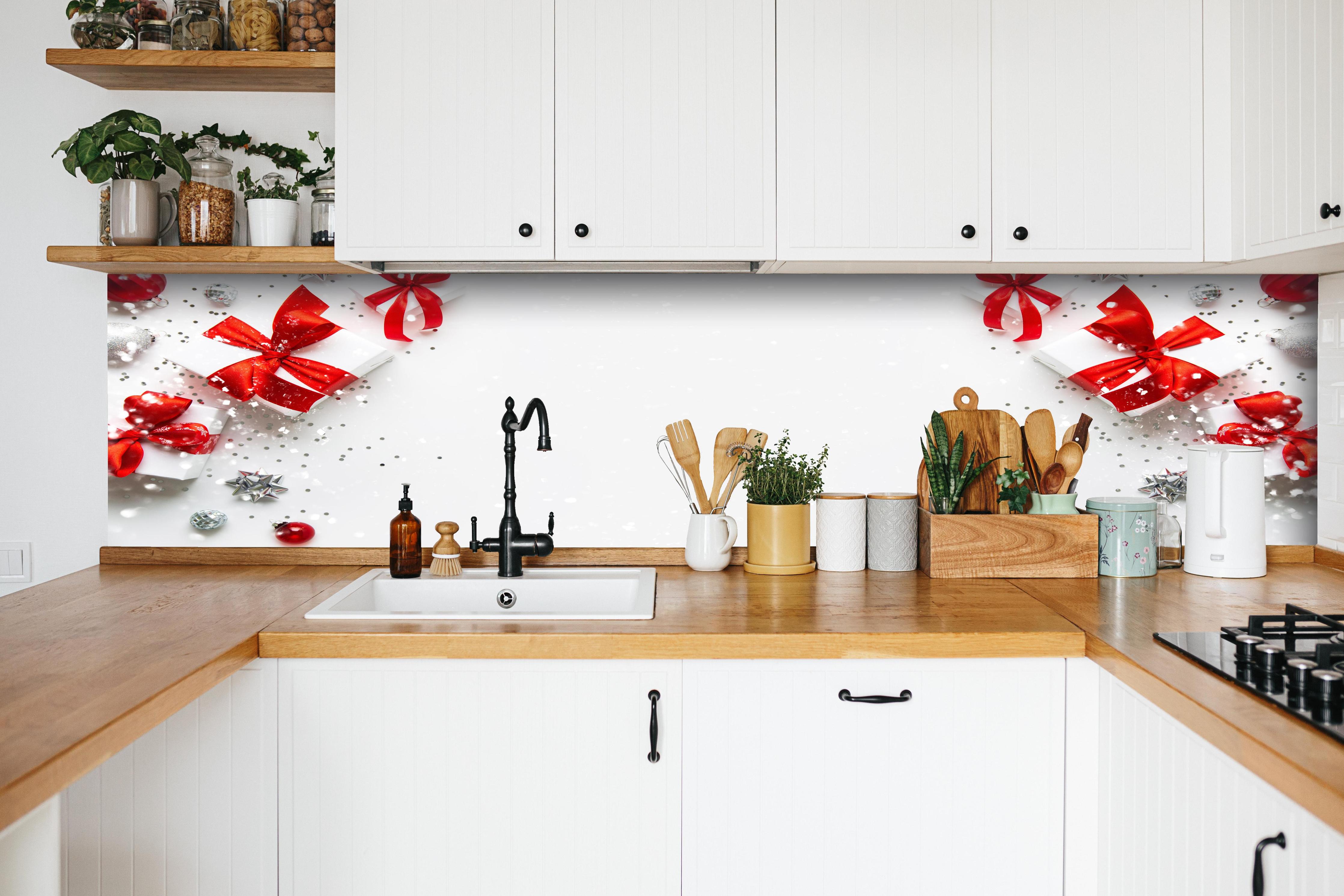 Küche - Weihnachtliche Geschenke mit Roter Schleife hinter weißen Hochglanz-Küchenregalen und schwarzem Wasserhahn