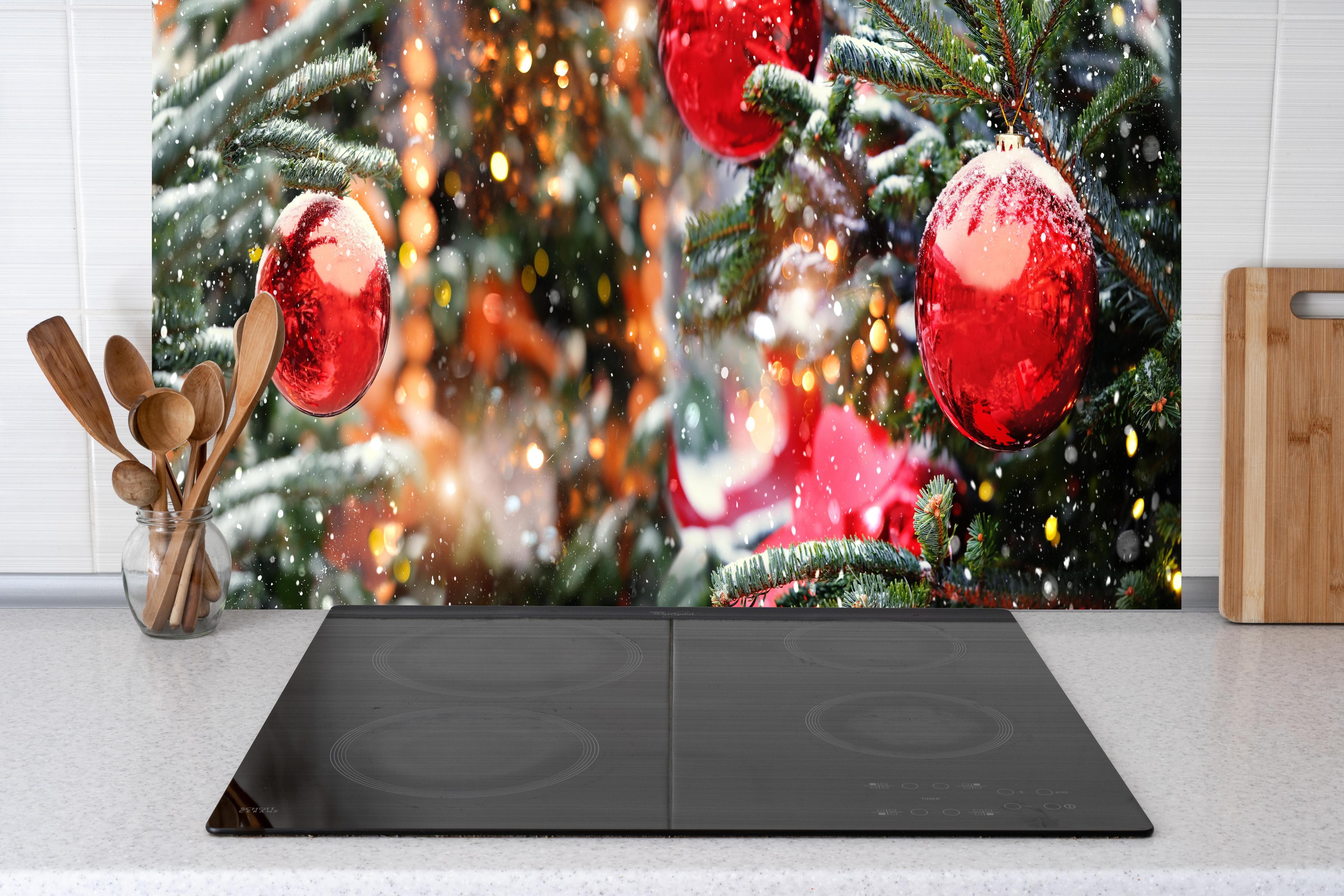 Küche - Weihnachts Konzept - Feiertage hinter weißen Hochglanz-Küchenregalen und schwarzem Wasserhahn