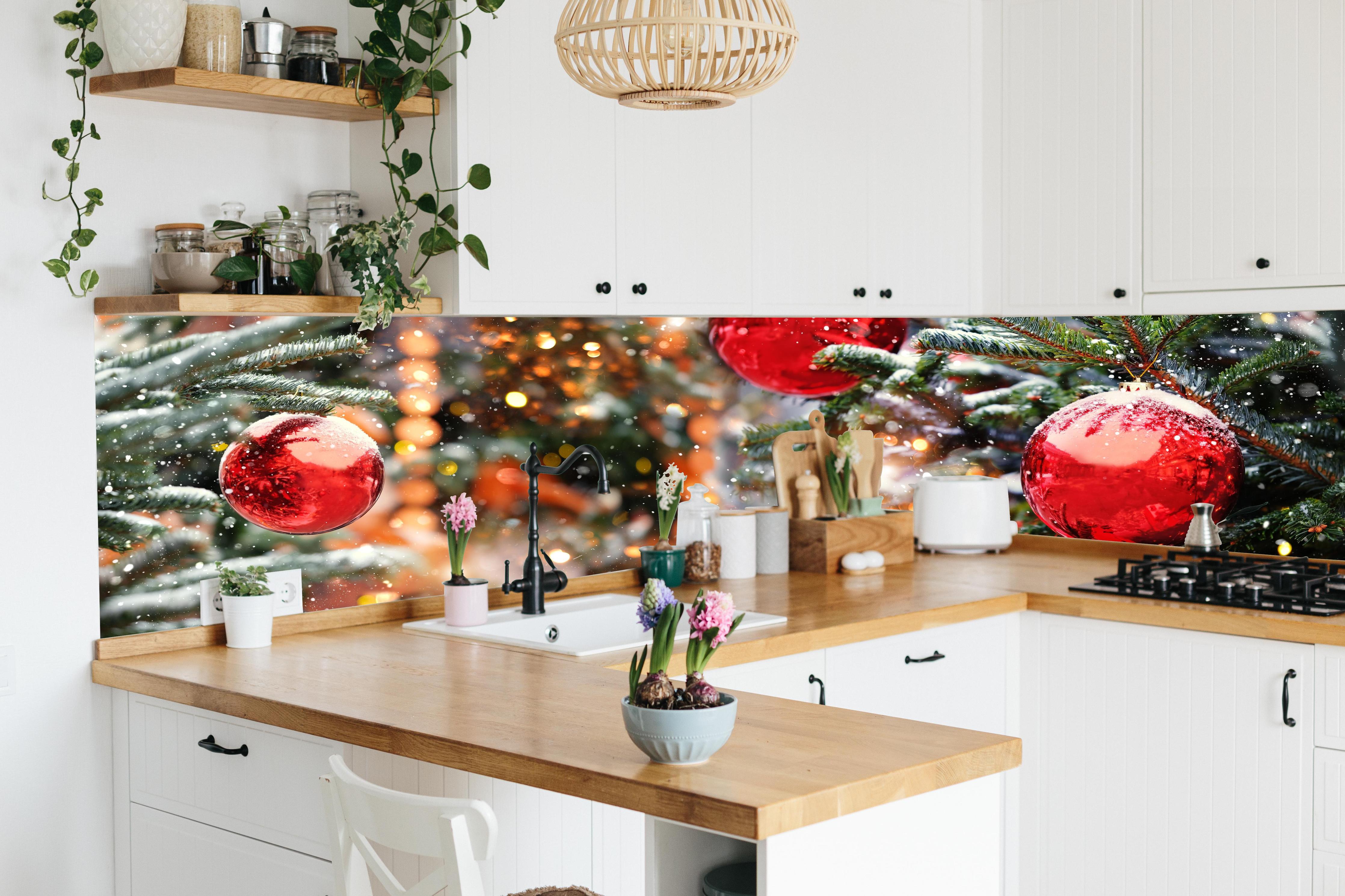 Küche - Weihnachts Konzept - Feiertage hinter weißen Hochglanz-Küchenregalen und schwarzem Wasserhahn