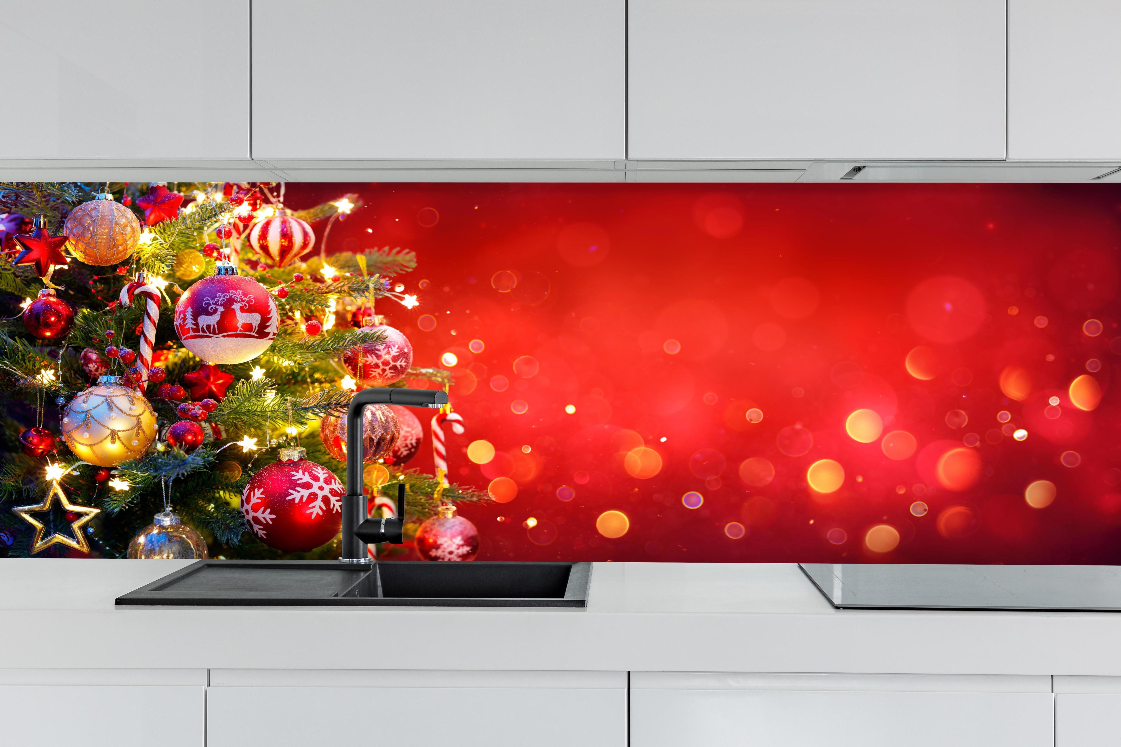 Küche - Weihnachtsbaum hinter weißen Hochglanz-Küchenregalen und schwarzem Wasserhahn