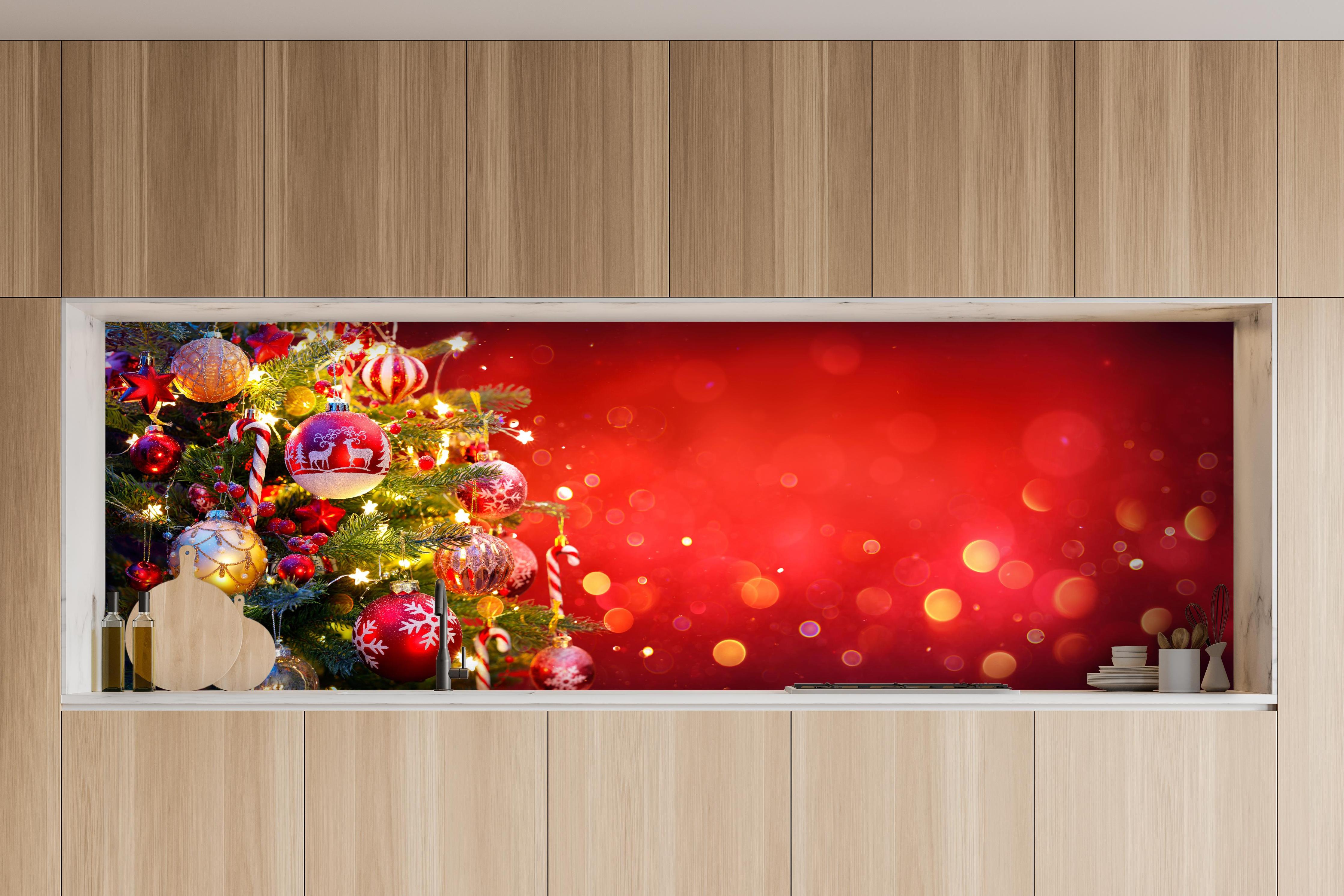 Küche - Weihnachtsbaum hinter weißen Hochglanz-Küchenregalen und schwarzem Wasserhahn