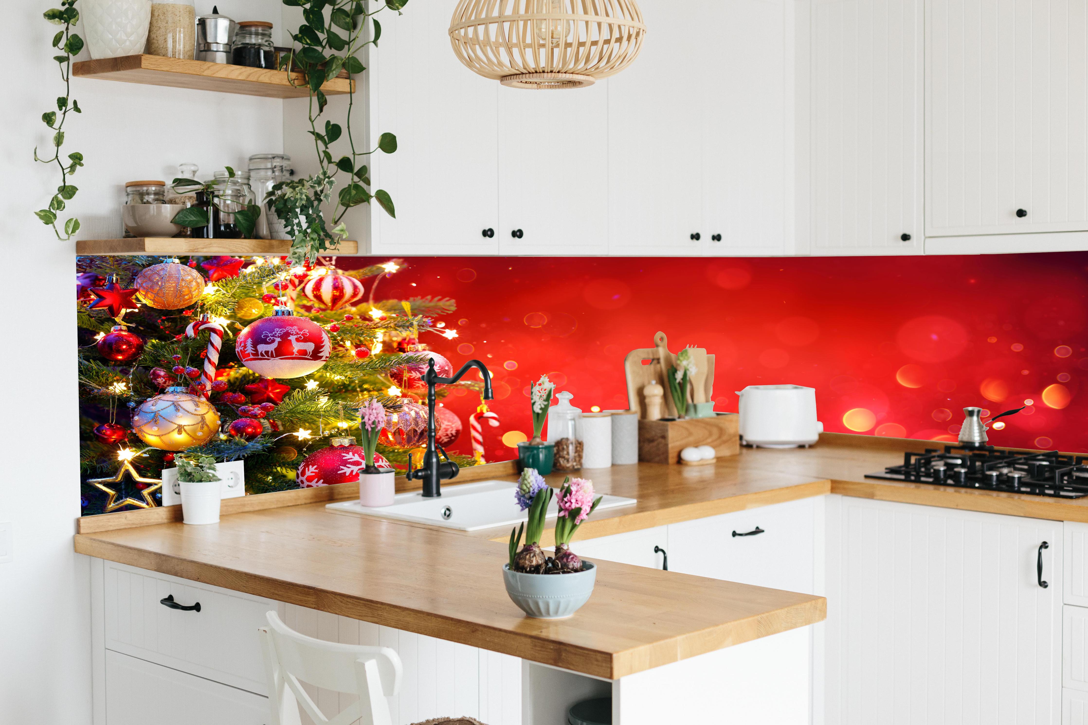 Küche - Weihnachtsbaum hinter weißen Hochglanz-Küchenregalen und schwarzem Wasserhahn