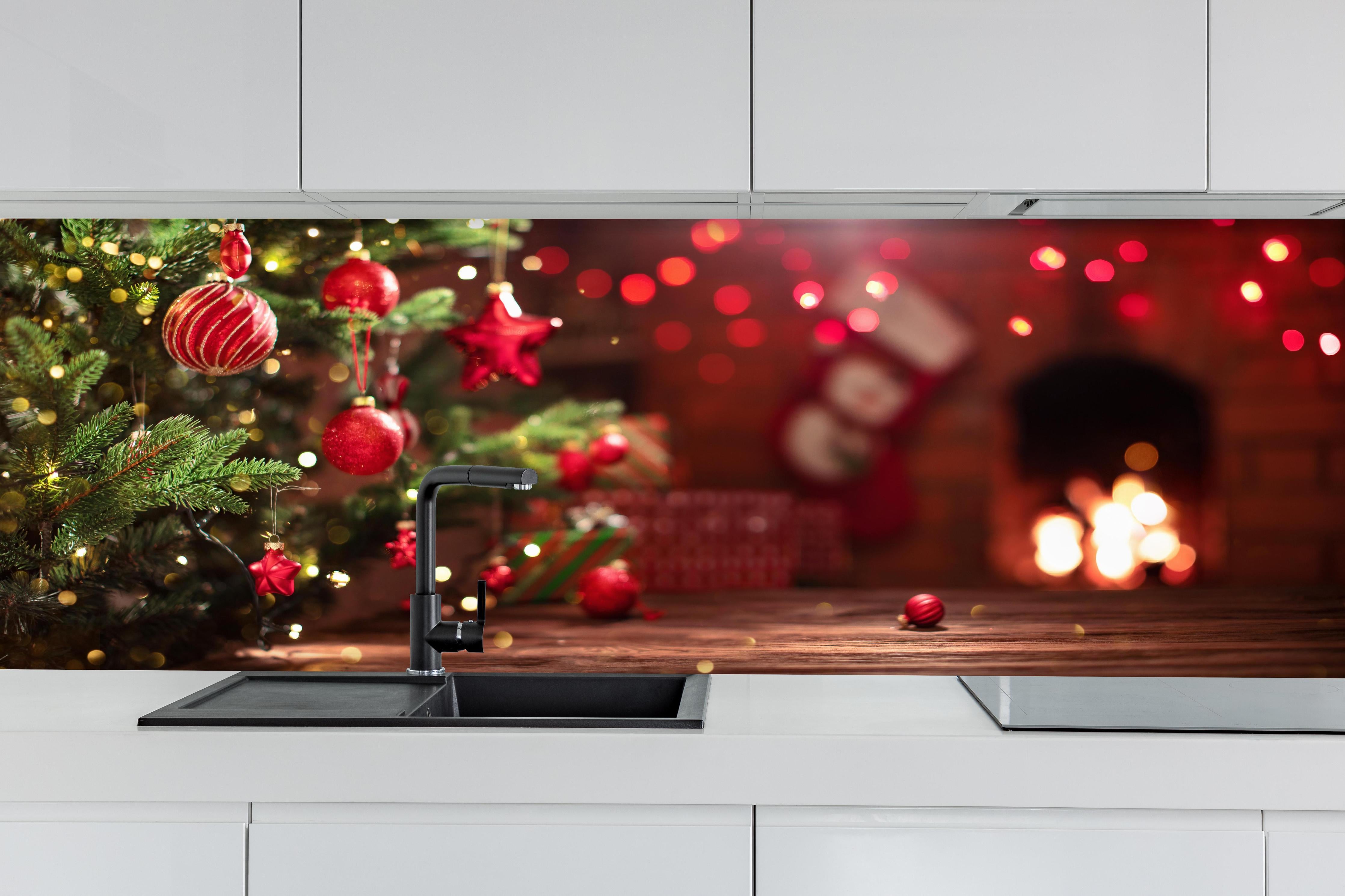 Küche - Weihnachtsbaum Rot mit Festtagsdeko hinter weißen Hochglanz-Küchenregalen und schwarzem Wasserhahn