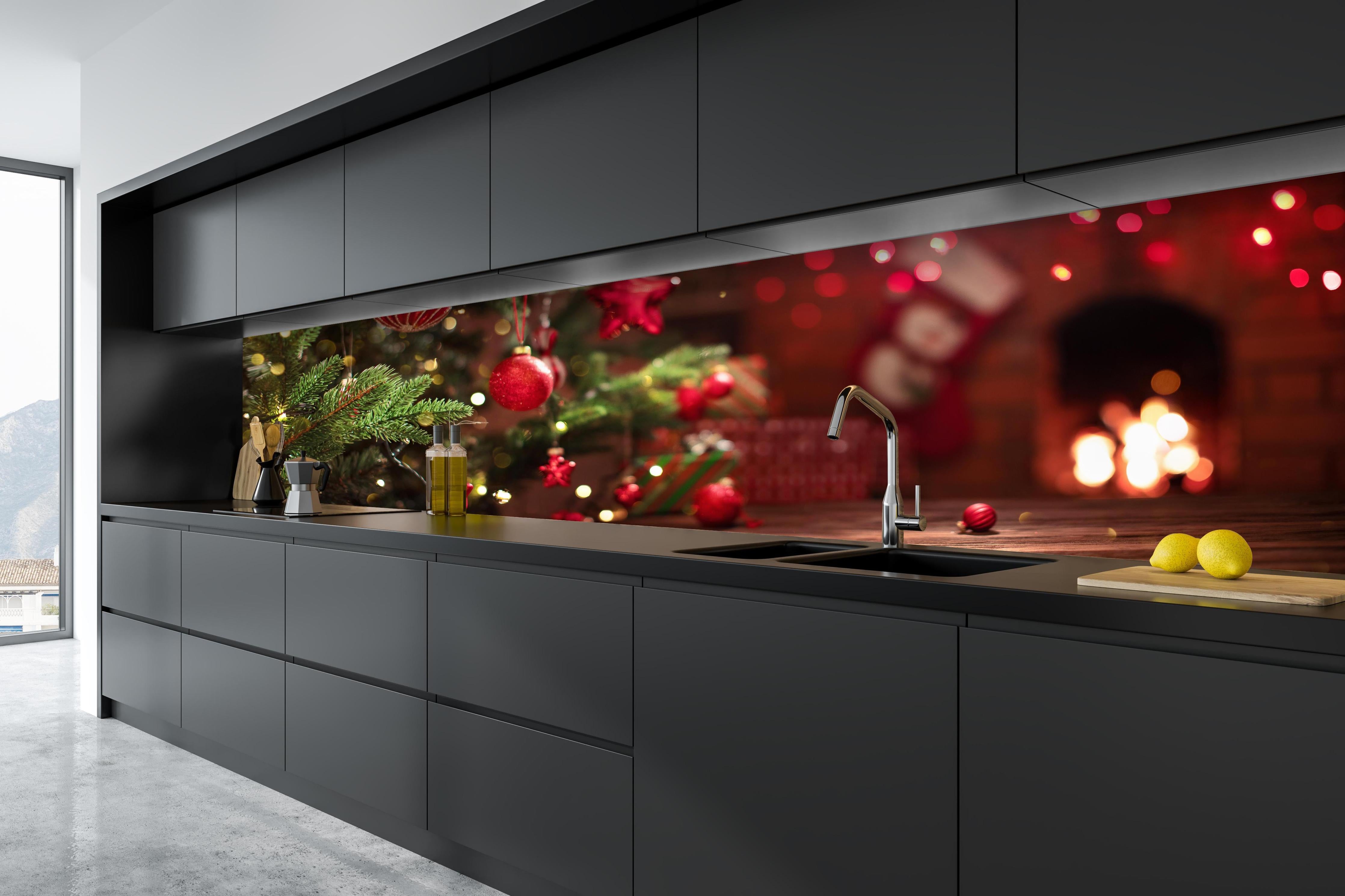 Küche - Weihnachtsbaum Rot mit Festtagsdeko hinter weißen Hochglanz-Küchenregalen und schwarzem Wasserhahn