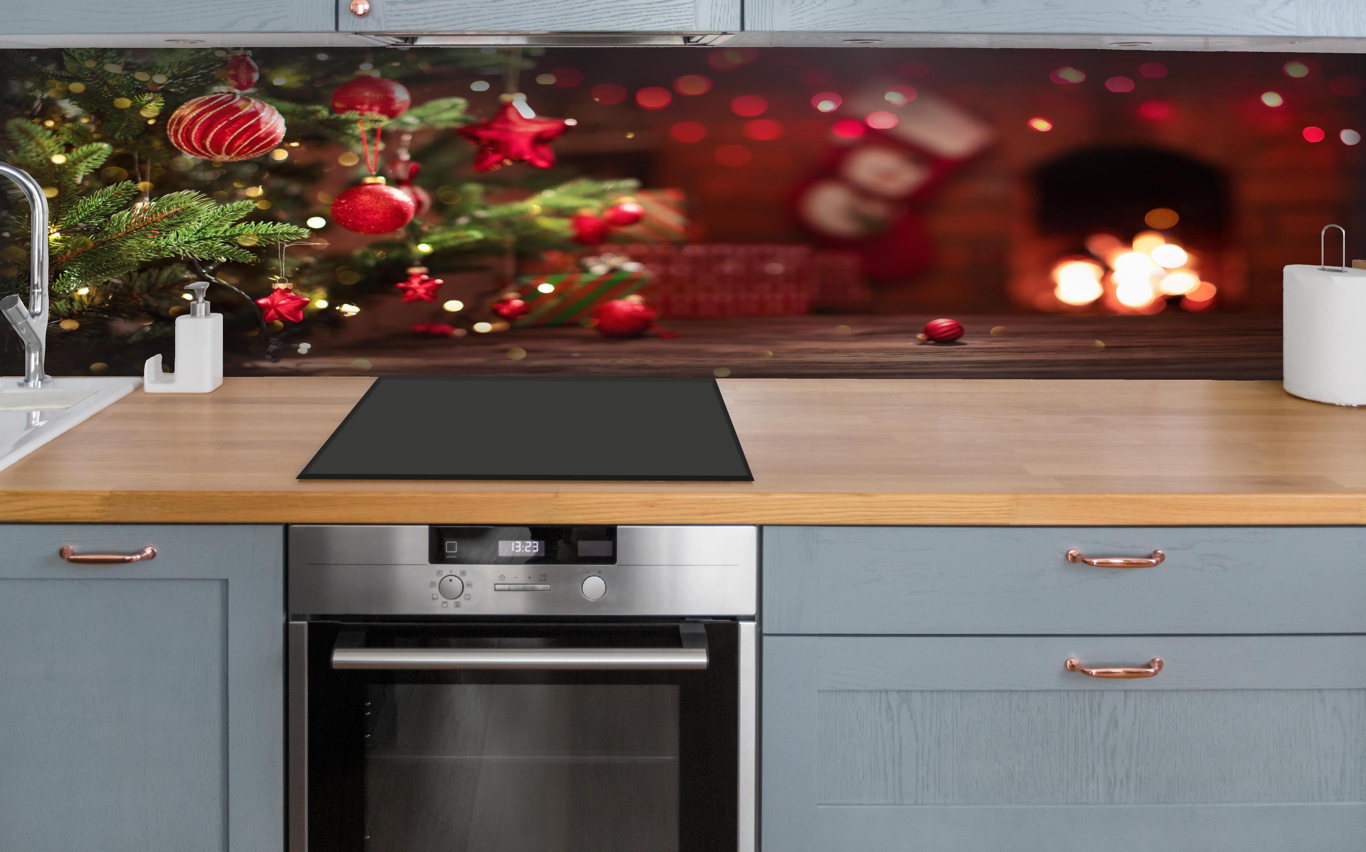 Küche - Weihnachtsbaum Rot mit Festtagsdeko hinter weißen Hochglanz-Küchenregalen und schwarzem Wasserhahn