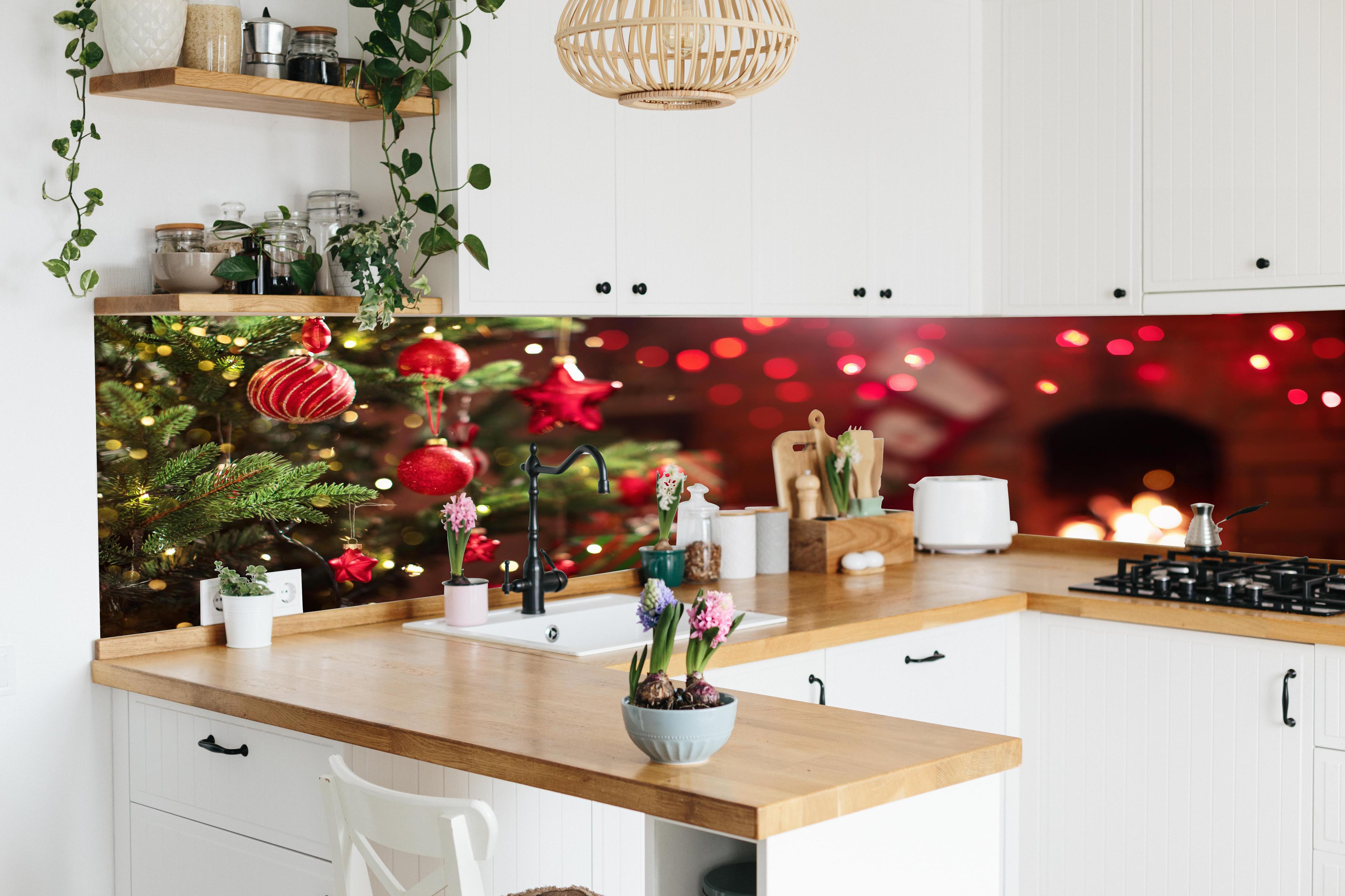 Küche - Weihnachtsbaum Rot mit Festtagsdeko hinter weißen Hochglanz-Küchenregalen und schwarzem Wasserhahn