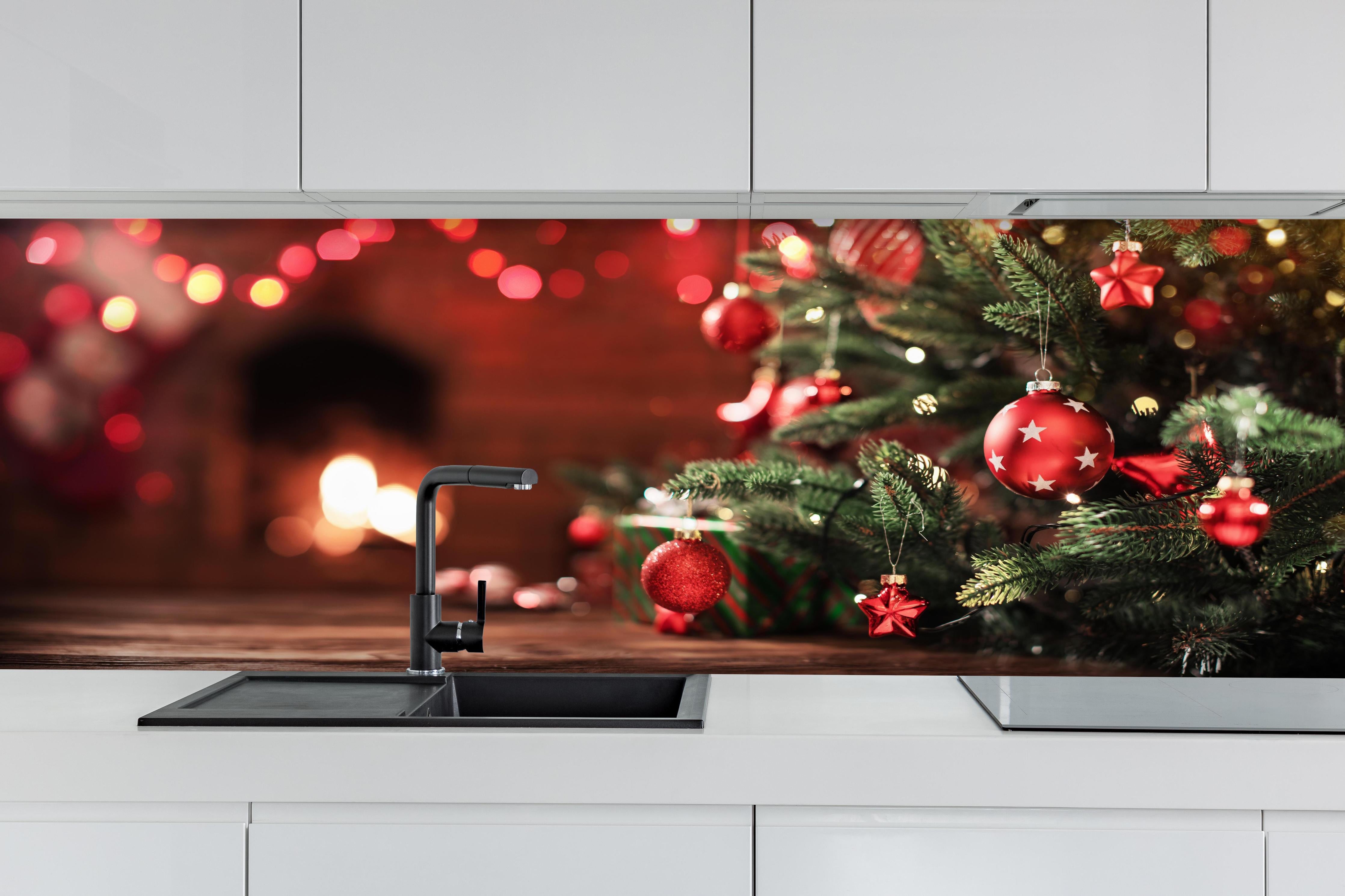 Küche - Weihnachtsbaum mit Dekorationen hinter weißen Hochglanz-Küchenregalen und schwarzem Wasserhahn