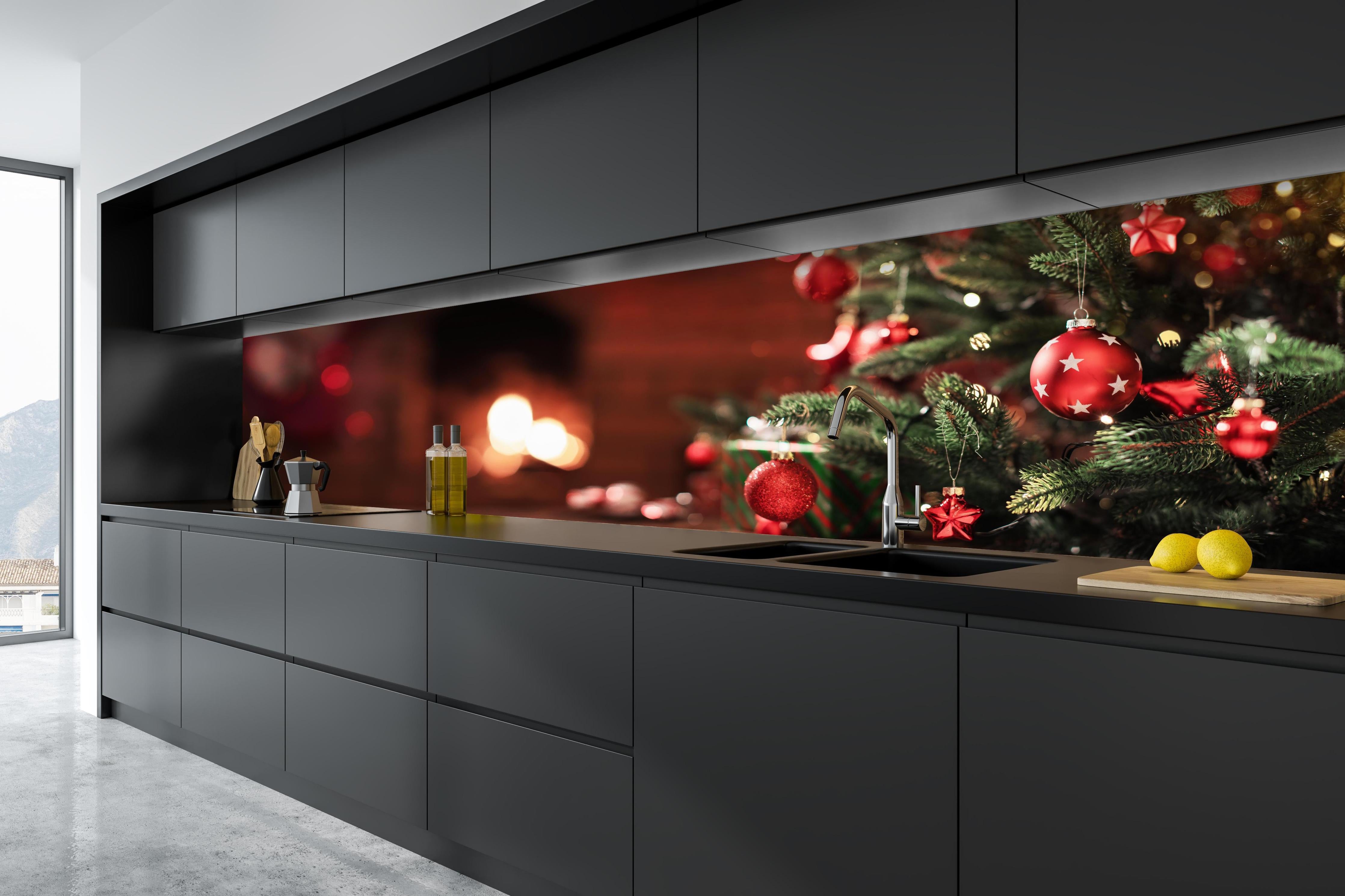 Küche - Weihnachtsbaum mit Dekorationen hinter weißen Hochglanz-Küchenregalen und schwarzem Wasserhahn