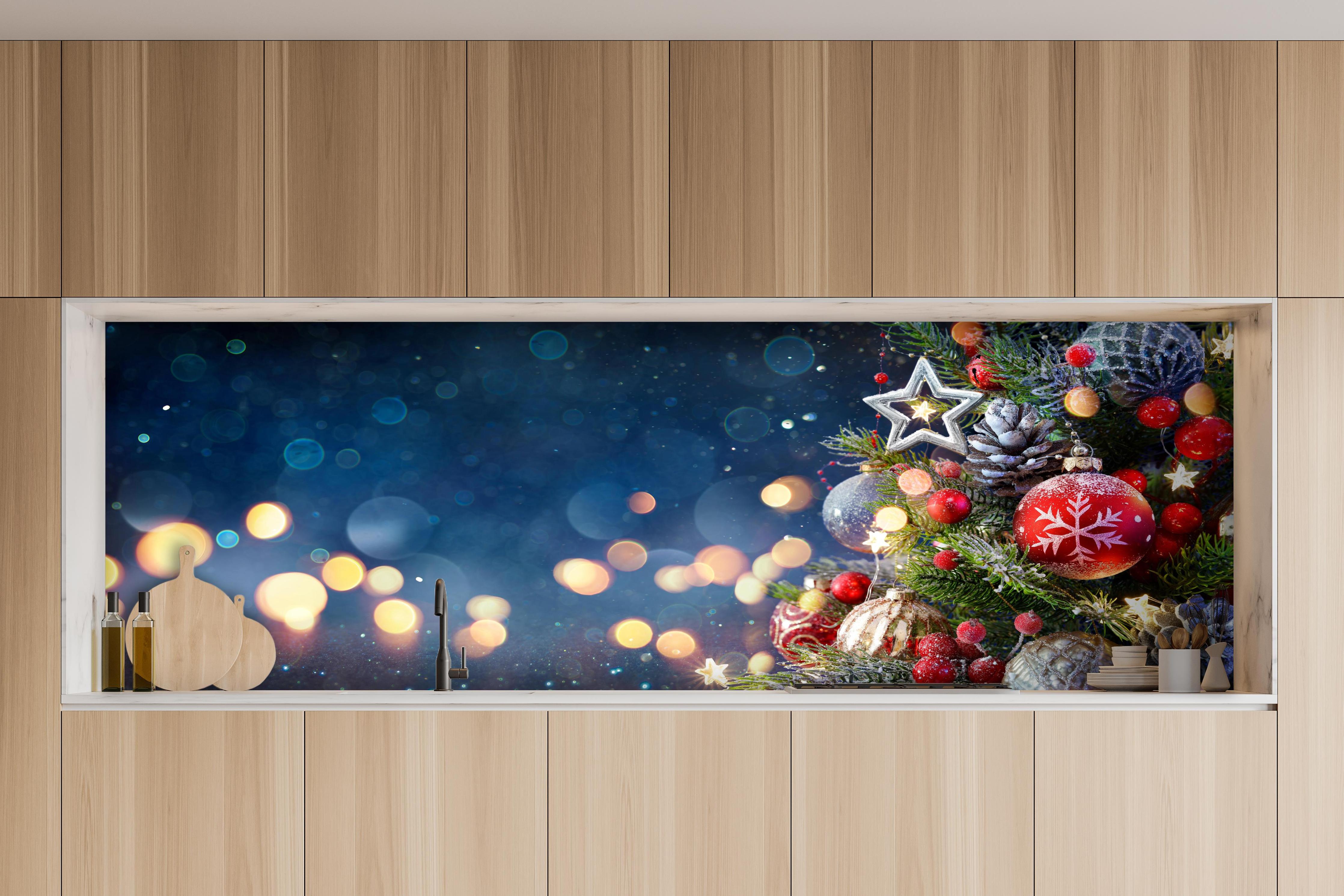 Küche - Weihnachtsbaum mit Weihnachtsschmuck hinter weißen Hochglanz-Küchenregalen und schwarzem Wasserhahn