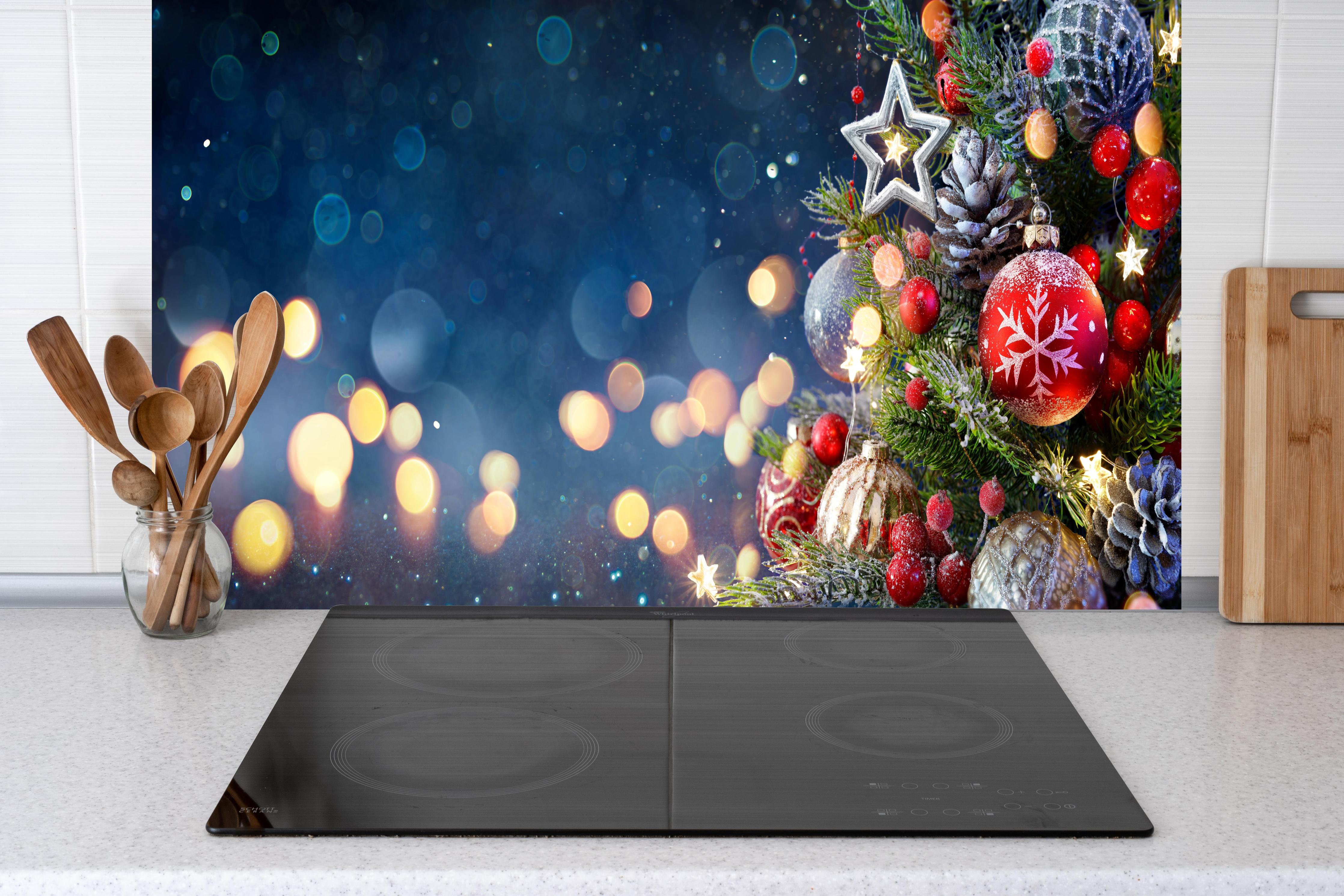 Küche - Weihnachtsbaum mit Weihnachtsschmuck hinter weißen Hochglanz-Küchenregalen und schwarzem Wasserhahn