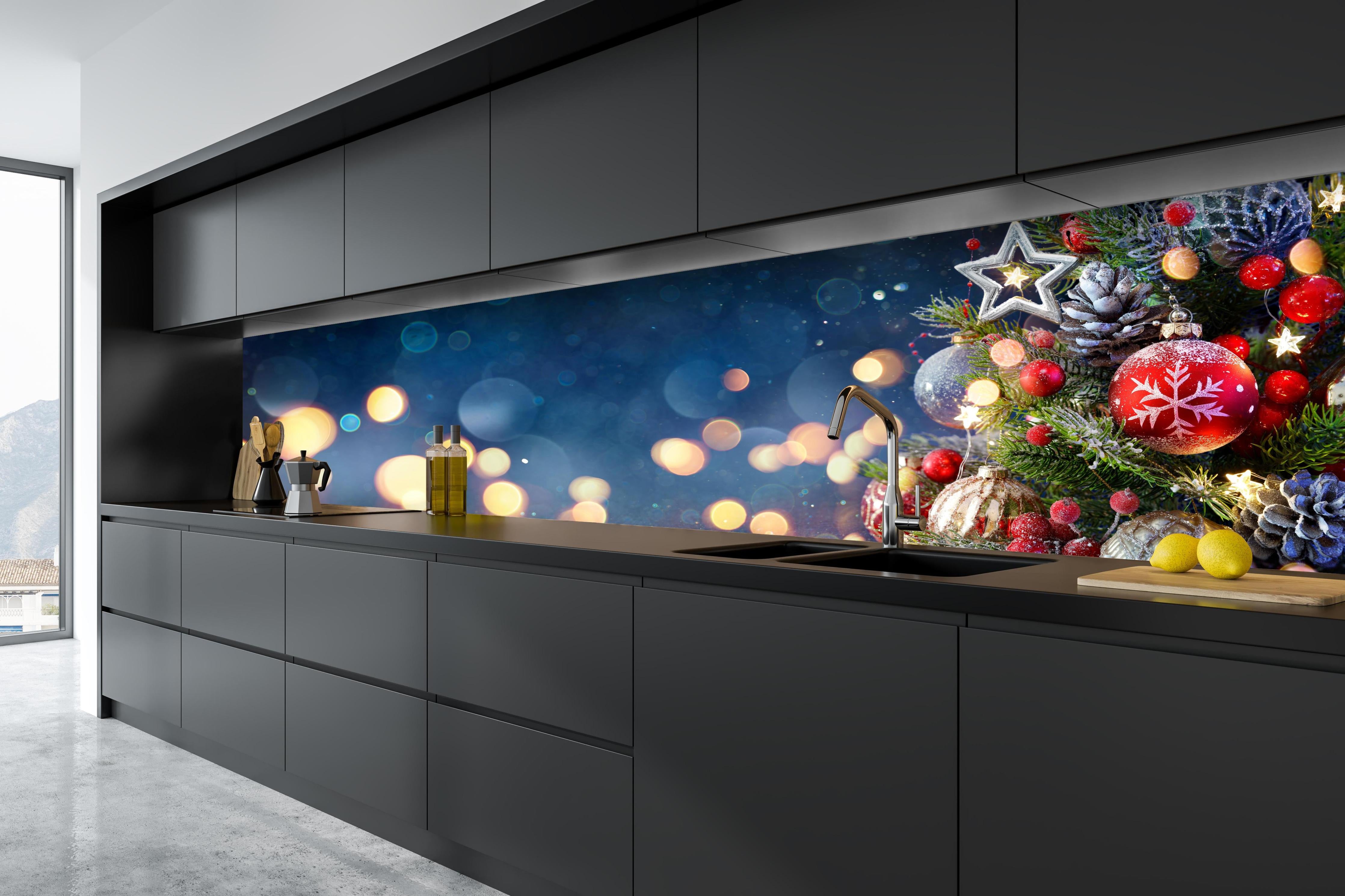 Küche - Weihnachtsbaum mit Weihnachtsschmuck hinter weißen Hochglanz-Küchenregalen und schwarzem Wasserhahn