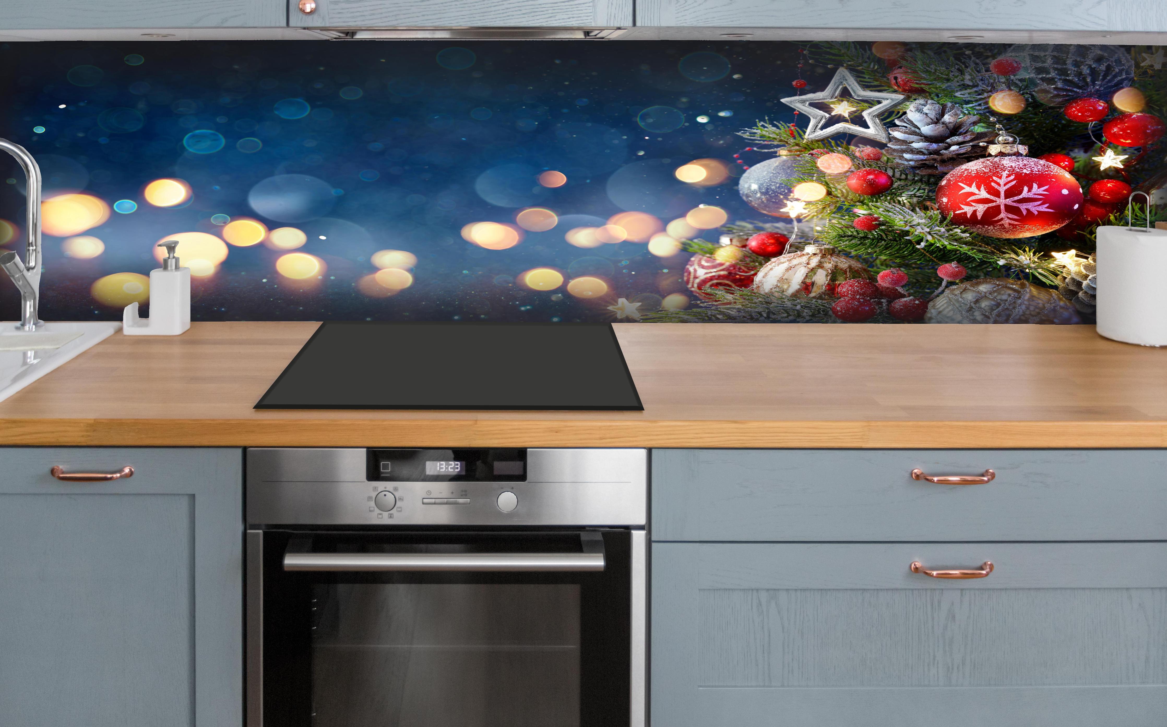 Küche - Weihnachtsbaum mit Weihnachtsschmuck hinter weißen Hochglanz-Küchenregalen und schwarzem Wasserhahn