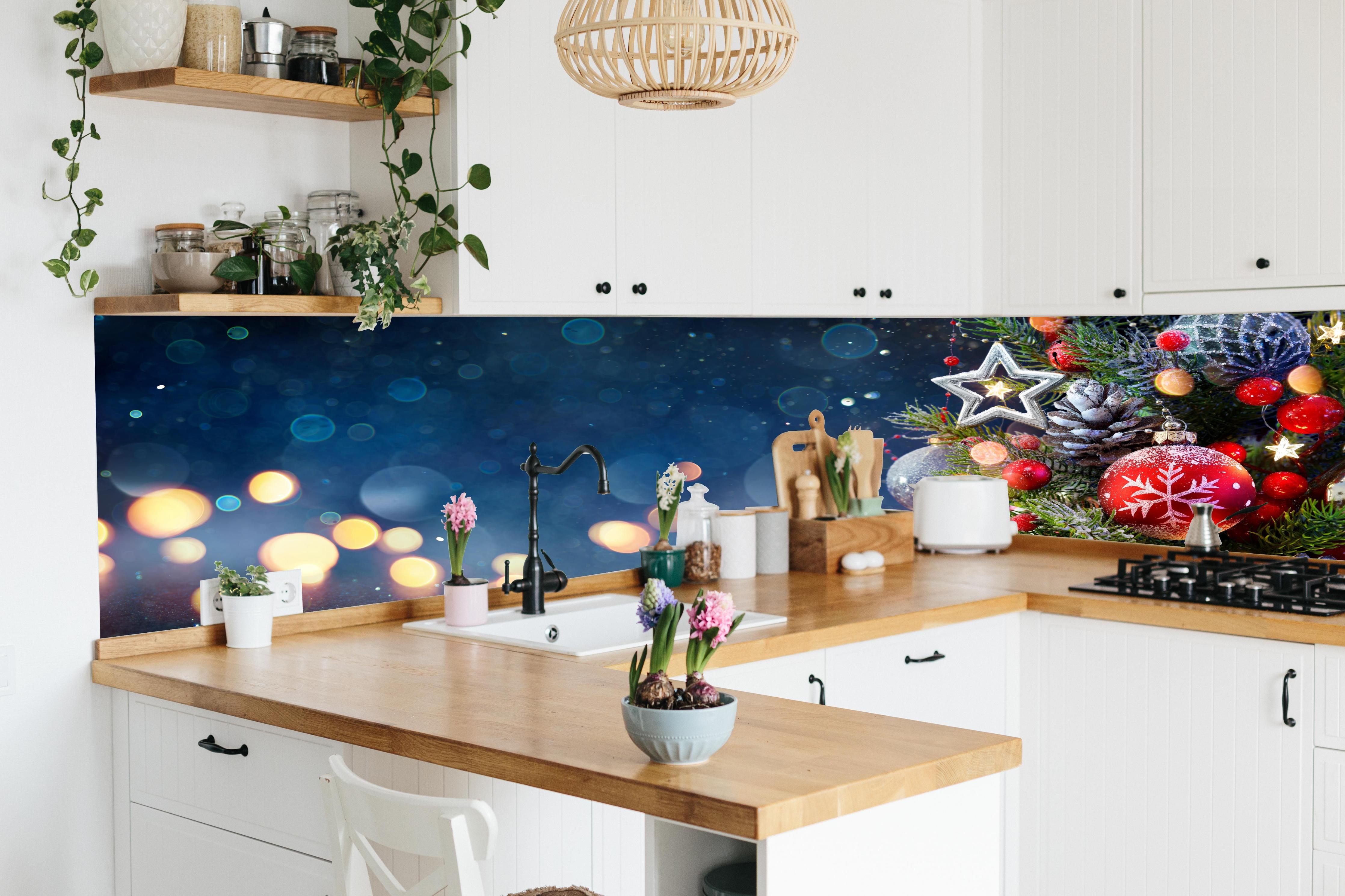 Küche - Weihnachtsbaum mit Weihnachtsschmuck hinter weißen Hochglanz-Küchenregalen und schwarzem Wasserhahn