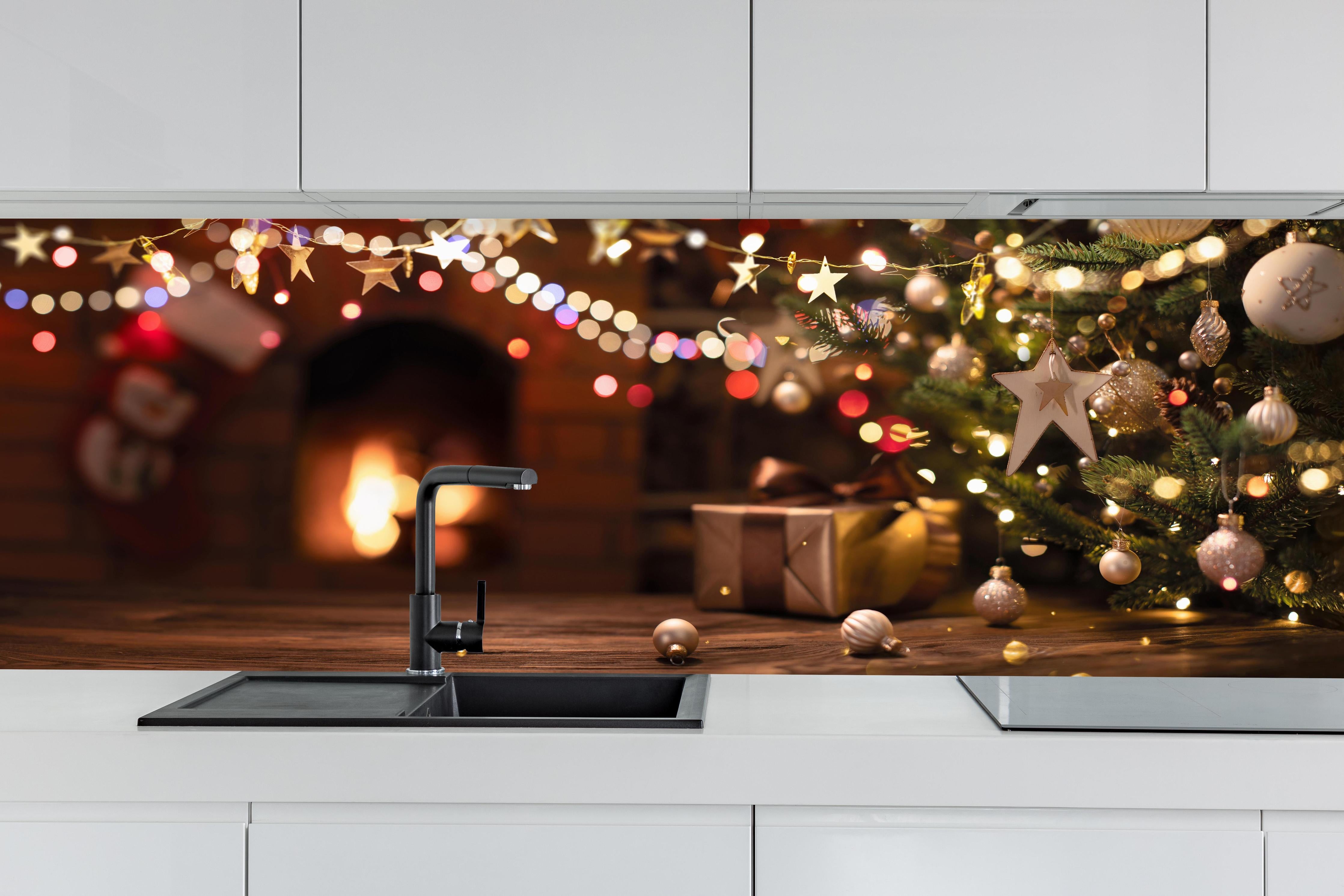 Küche - Weihnachtsbaum, Sterne und festliche Lichter hinter weißen Hochglanz-Küchenregalen und schwarzem Wasserhahn