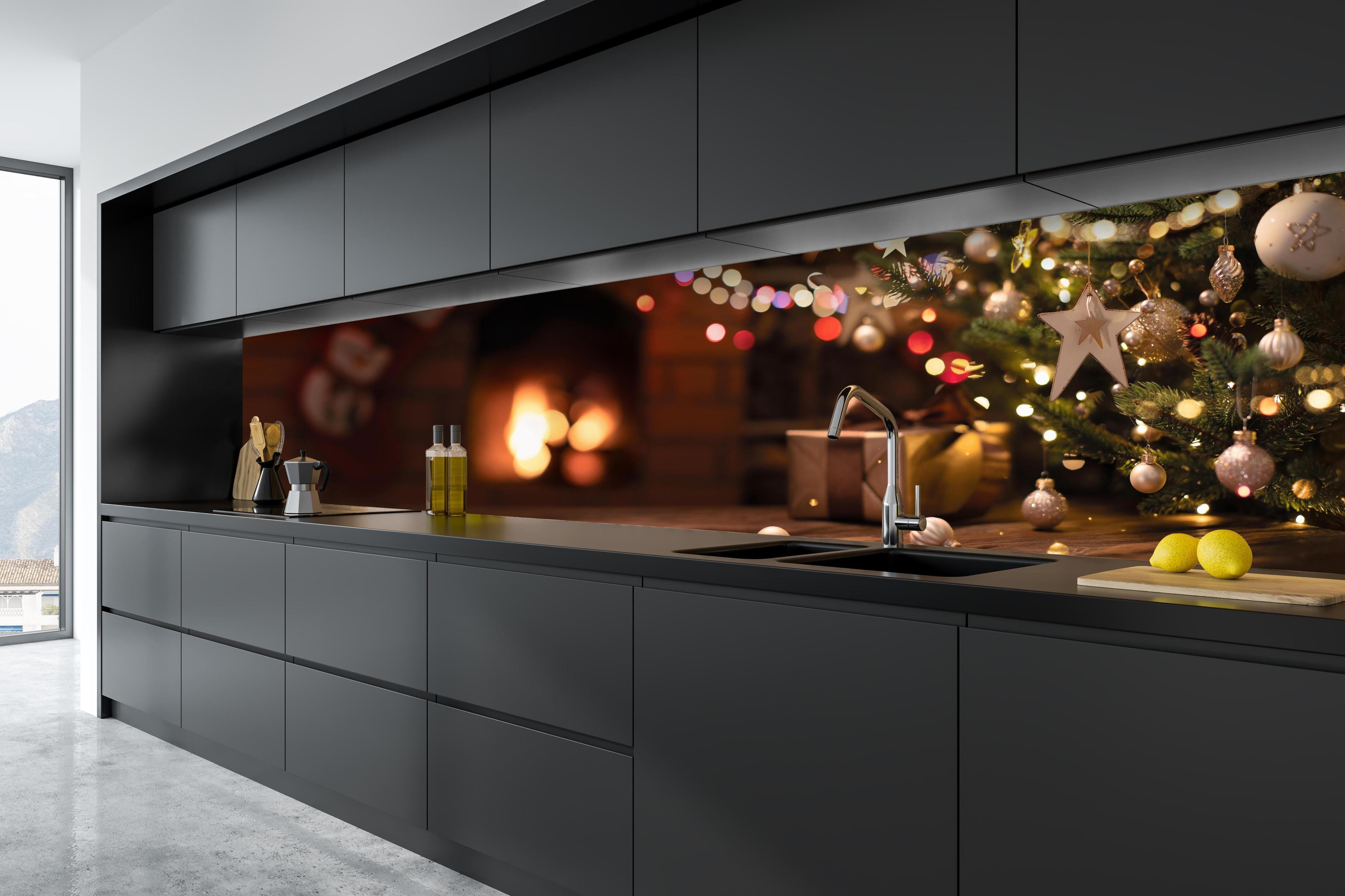 Küche - Weihnachtsbaum, Sterne und festliche Lichter hinter weißen Hochglanz-Küchenregalen und schwarzem Wasserhahn