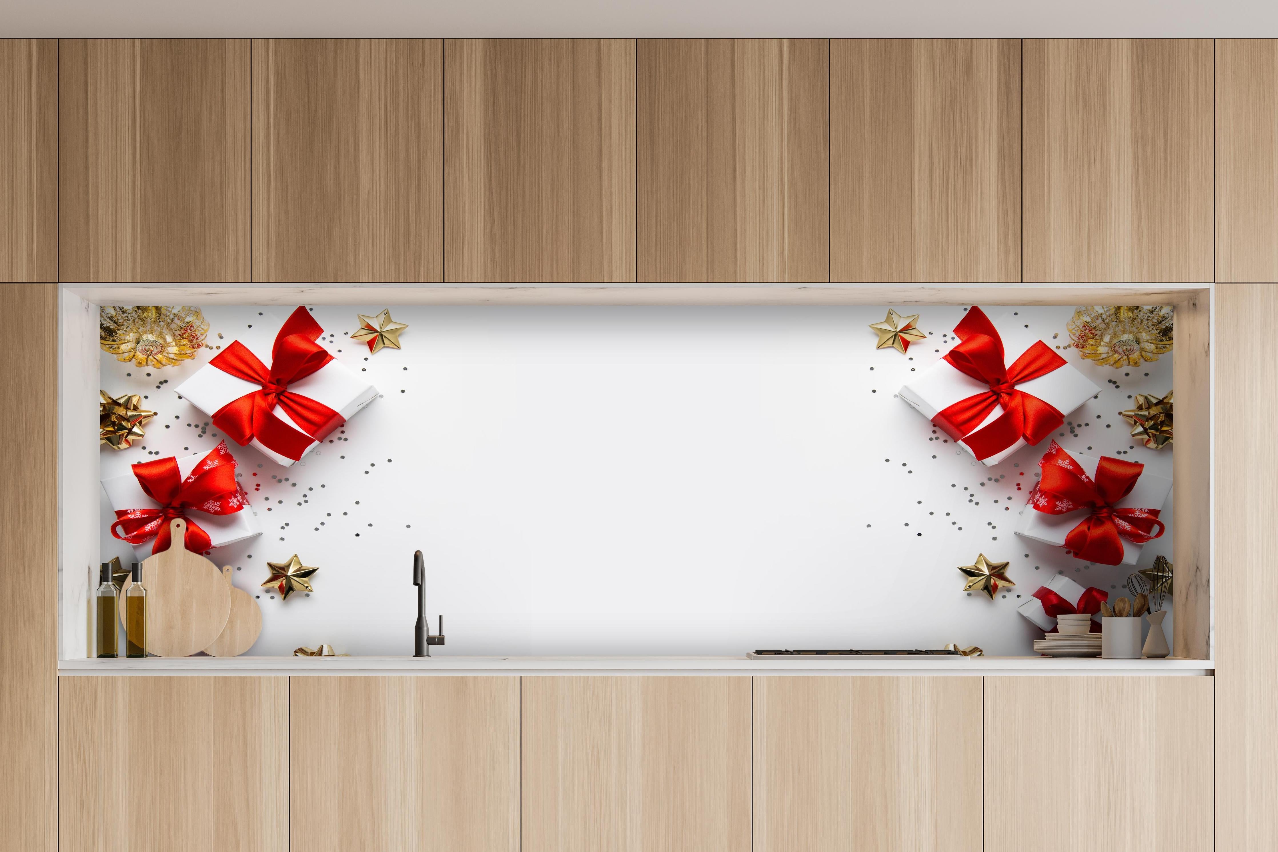 Küche - Weihnachtsgeschenke hinter weißen Hochglanz-Küchenregalen und schwarzem Wasserhahn