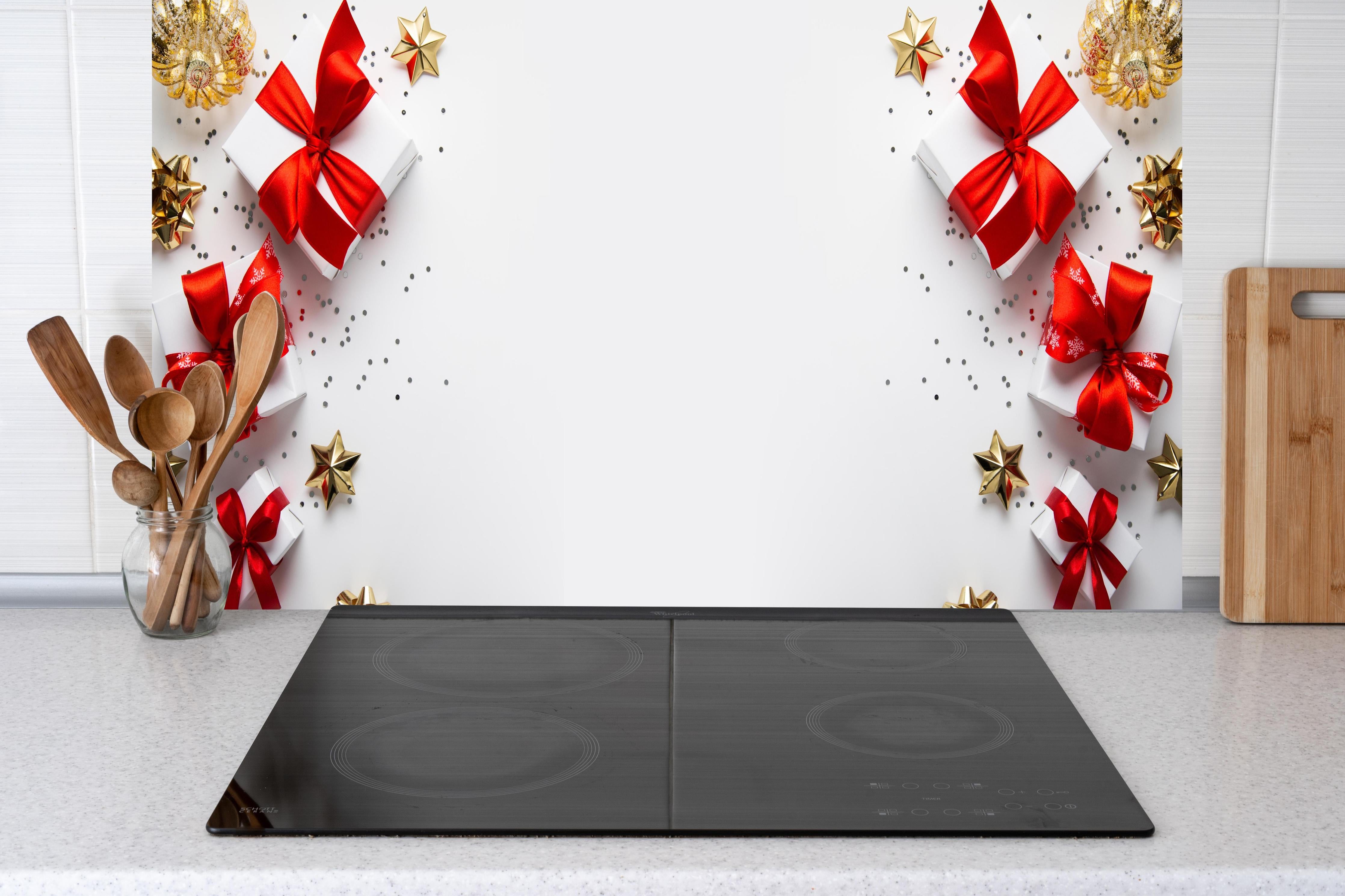 Küche - Weihnachtsgeschenke hinter weißen Hochglanz-Küchenregalen und schwarzem Wasserhahn