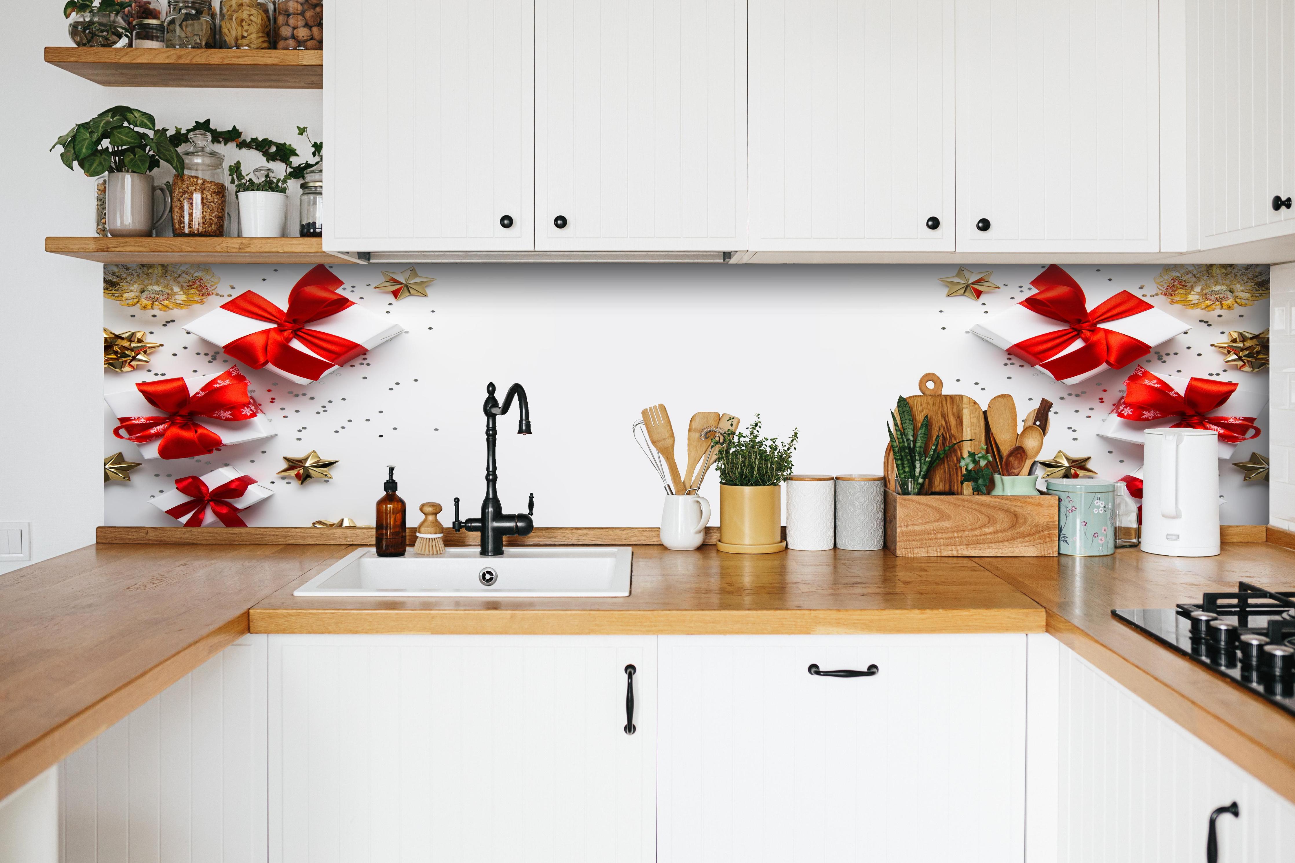 Küche - Weihnachtsgeschenke hinter weißen Hochglanz-Küchenregalen und schwarzem Wasserhahn