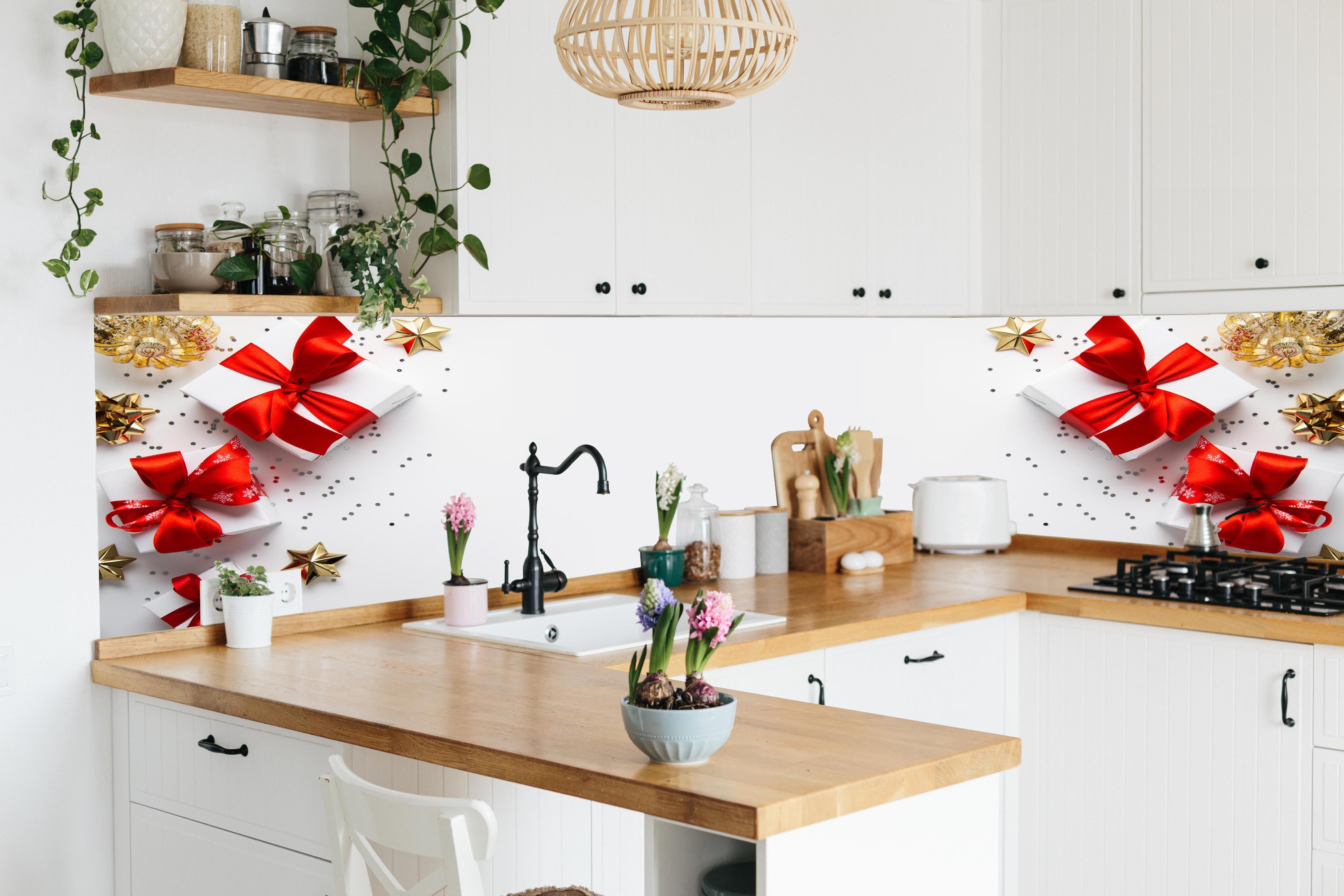 Küche - Weihnachtsgeschenke hinter weißen Hochglanz-Küchenregalen und schwarzem Wasserhahn
