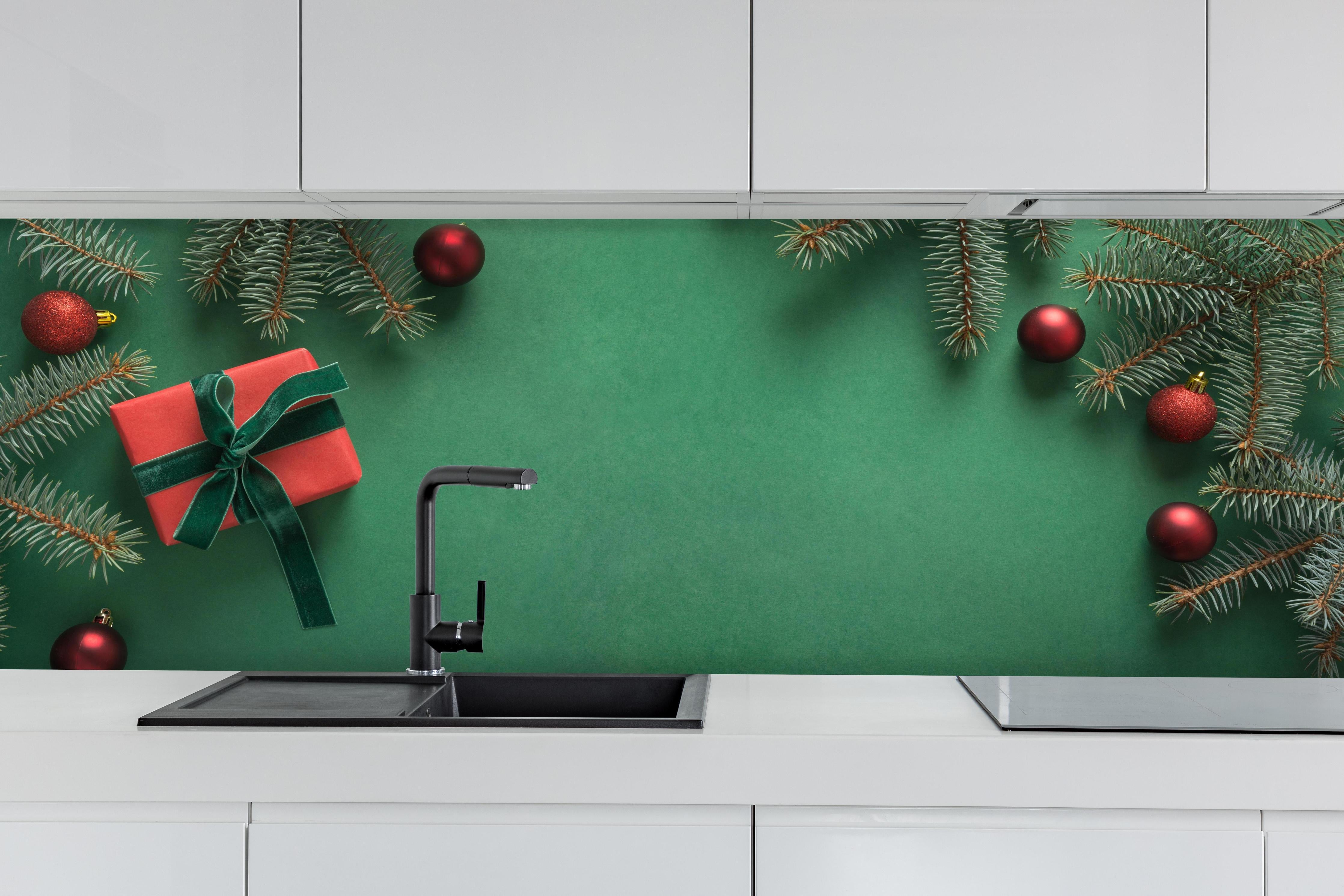 Küche - Weihnachtsrahmen auf grünem Hintergrund hinter weißen Hochglanz-Küchenregalen und schwarzem Wasserhahn