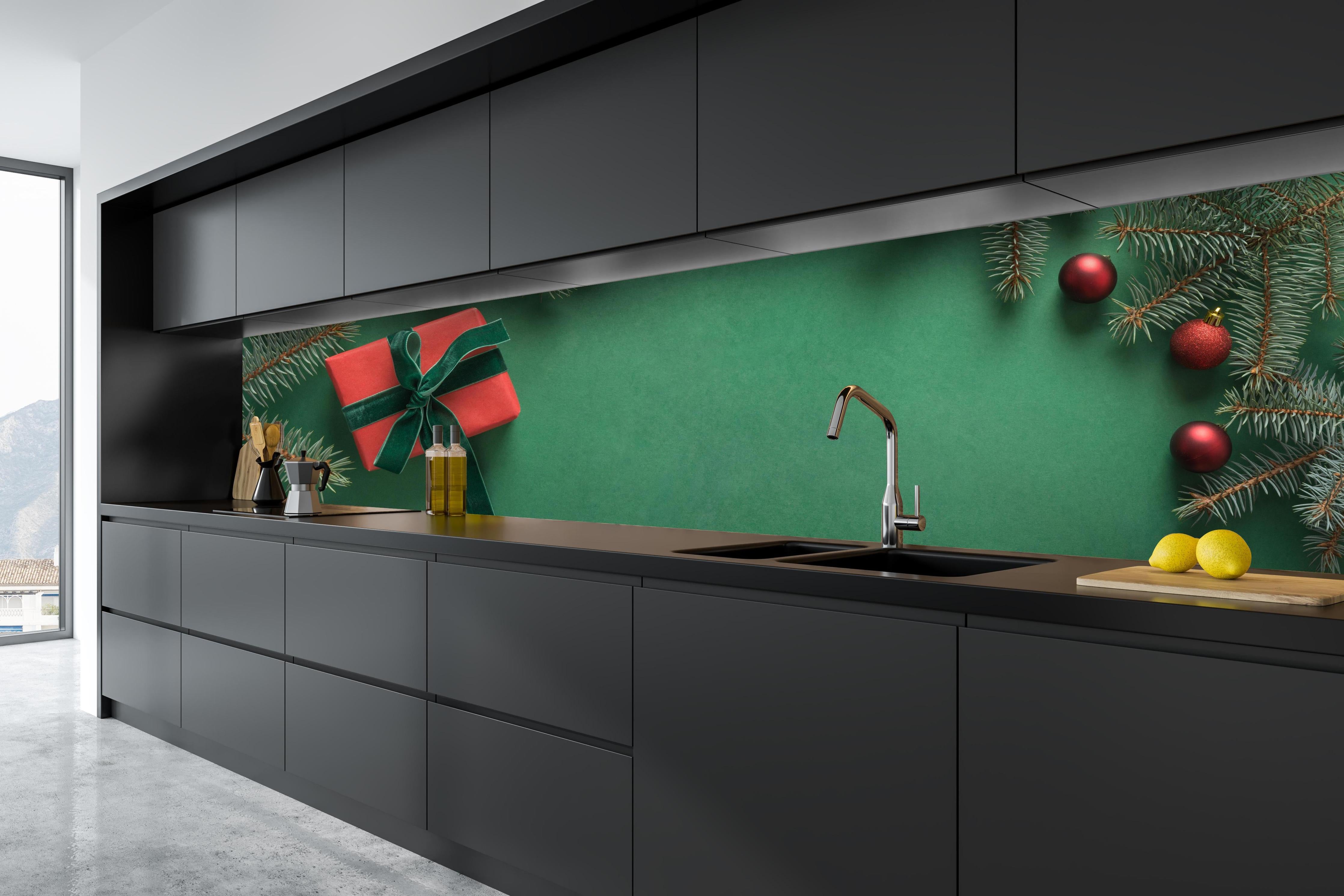 Küche - Weihnachtsrahmen auf grünem Hintergrund hinter weißen Hochglanz-Küchenregalen und schwarzem Wasserhahn