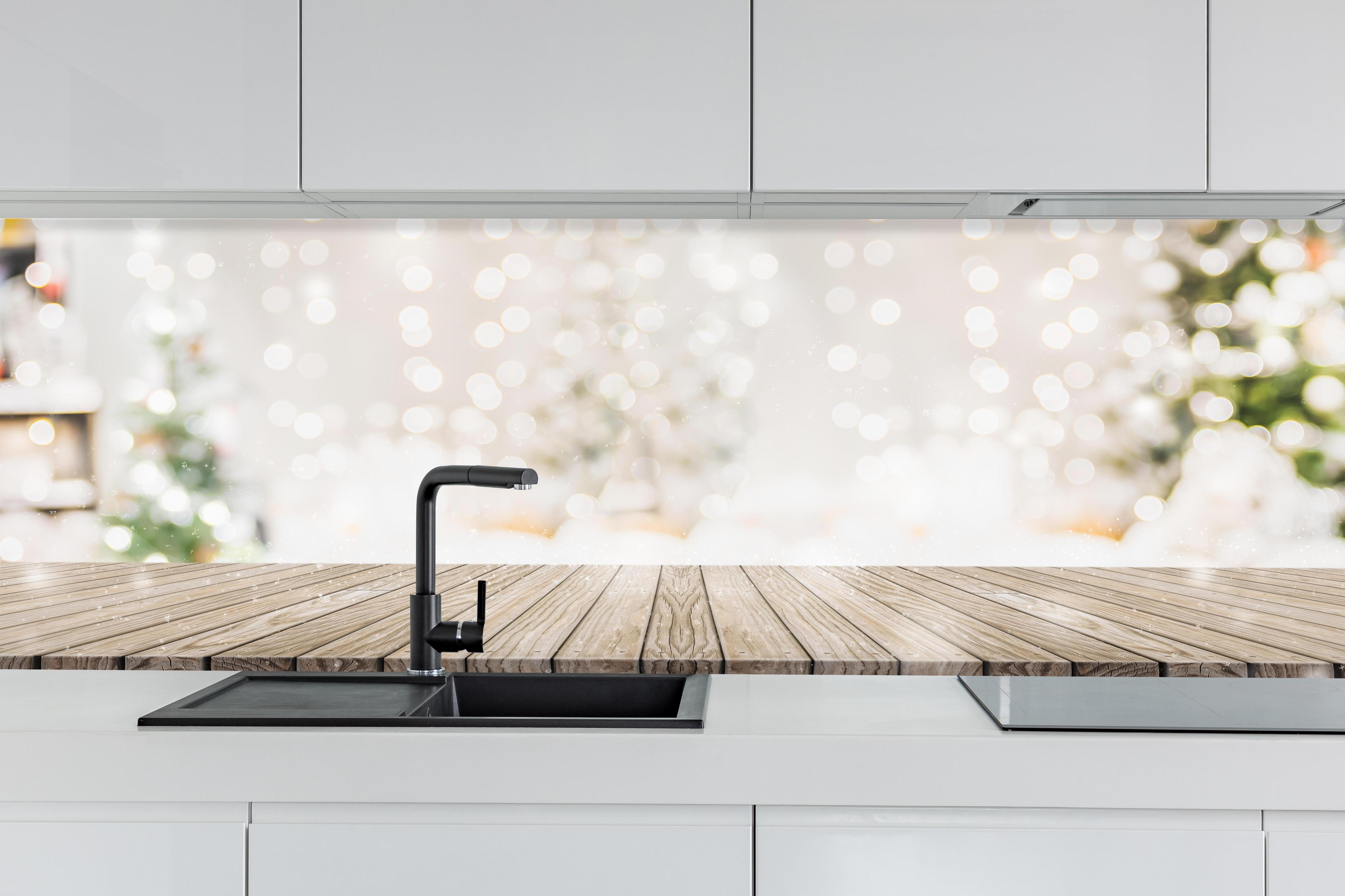 Küche - Weihnachtstimmung hinter weißen Hochglanz-Küchenregalen und schwarzem Wasserhahn