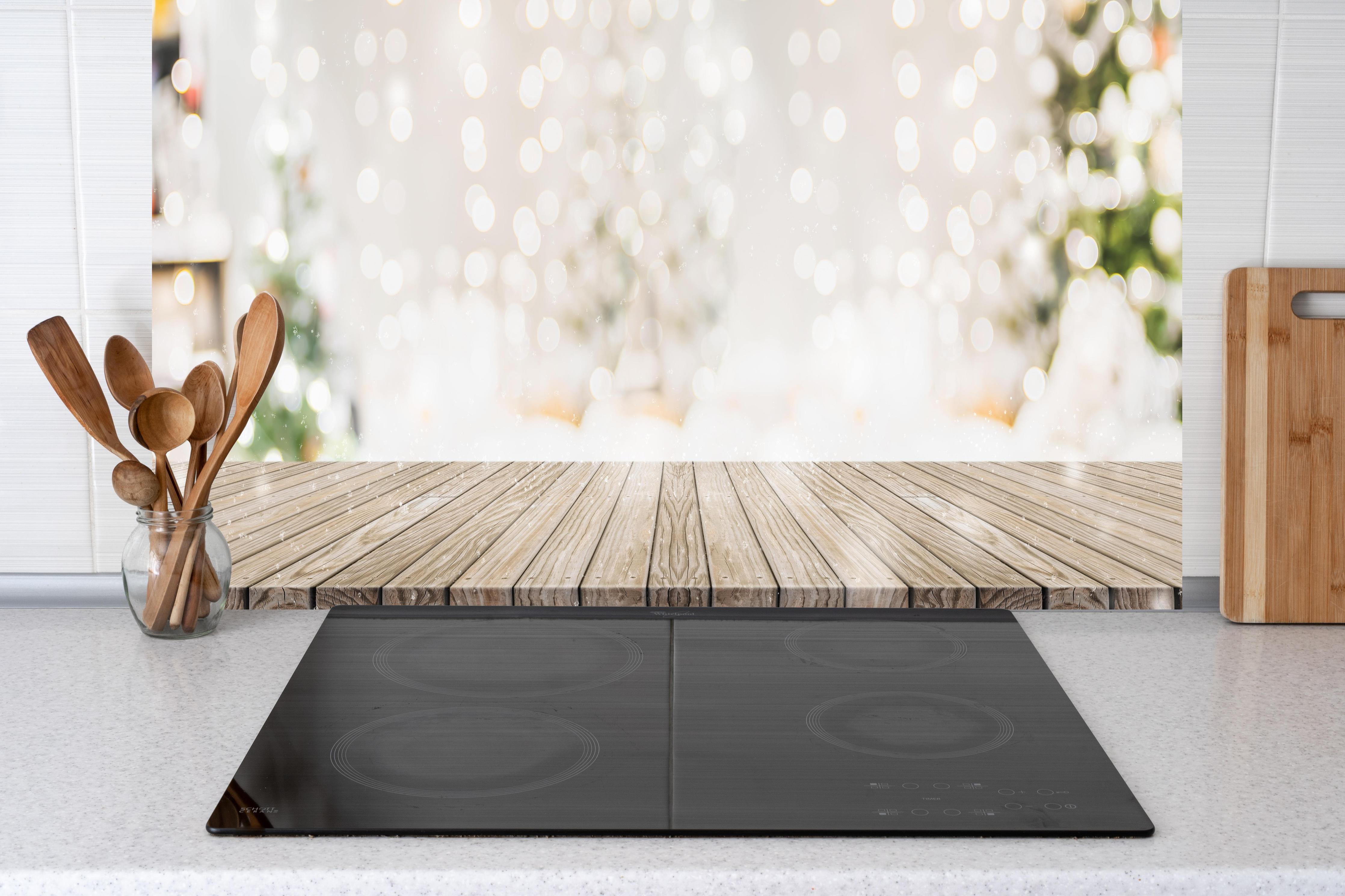 Küche - Weihnachtstimmung hinter weißen Hochglanz-Küchenregalen und schwarzem Wasserhahn