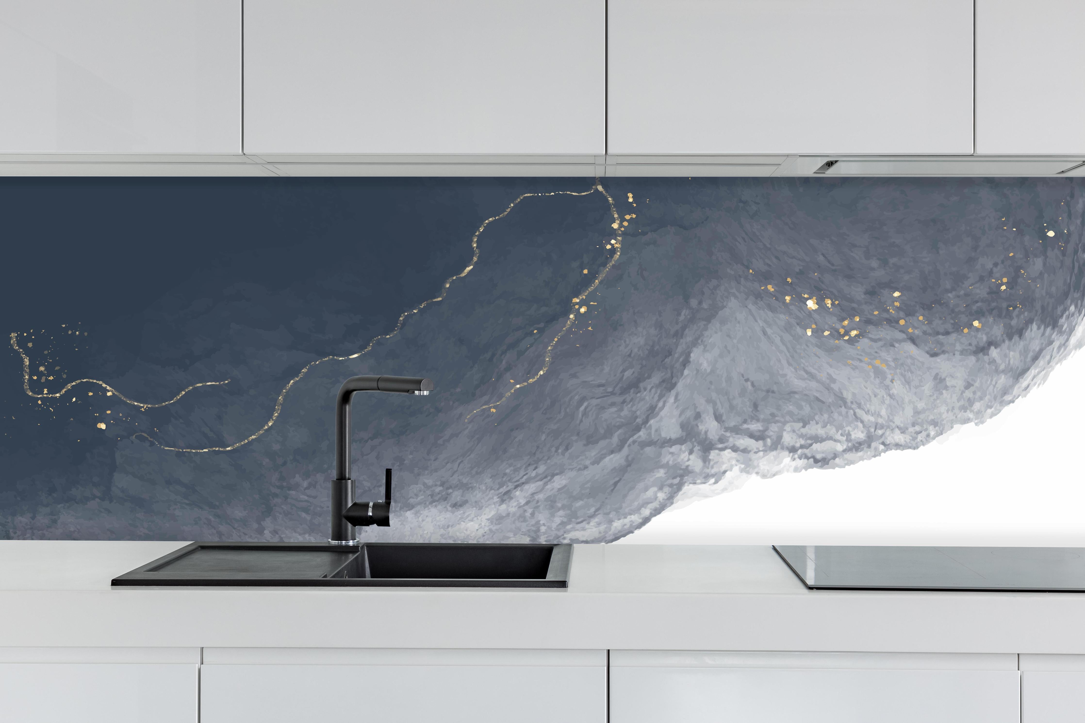 Küche - Weiß und Grau als elegante Hintergrundtextur hinter weißen Hochglanz-Küchenregalen und schwarzem Wasserhahn