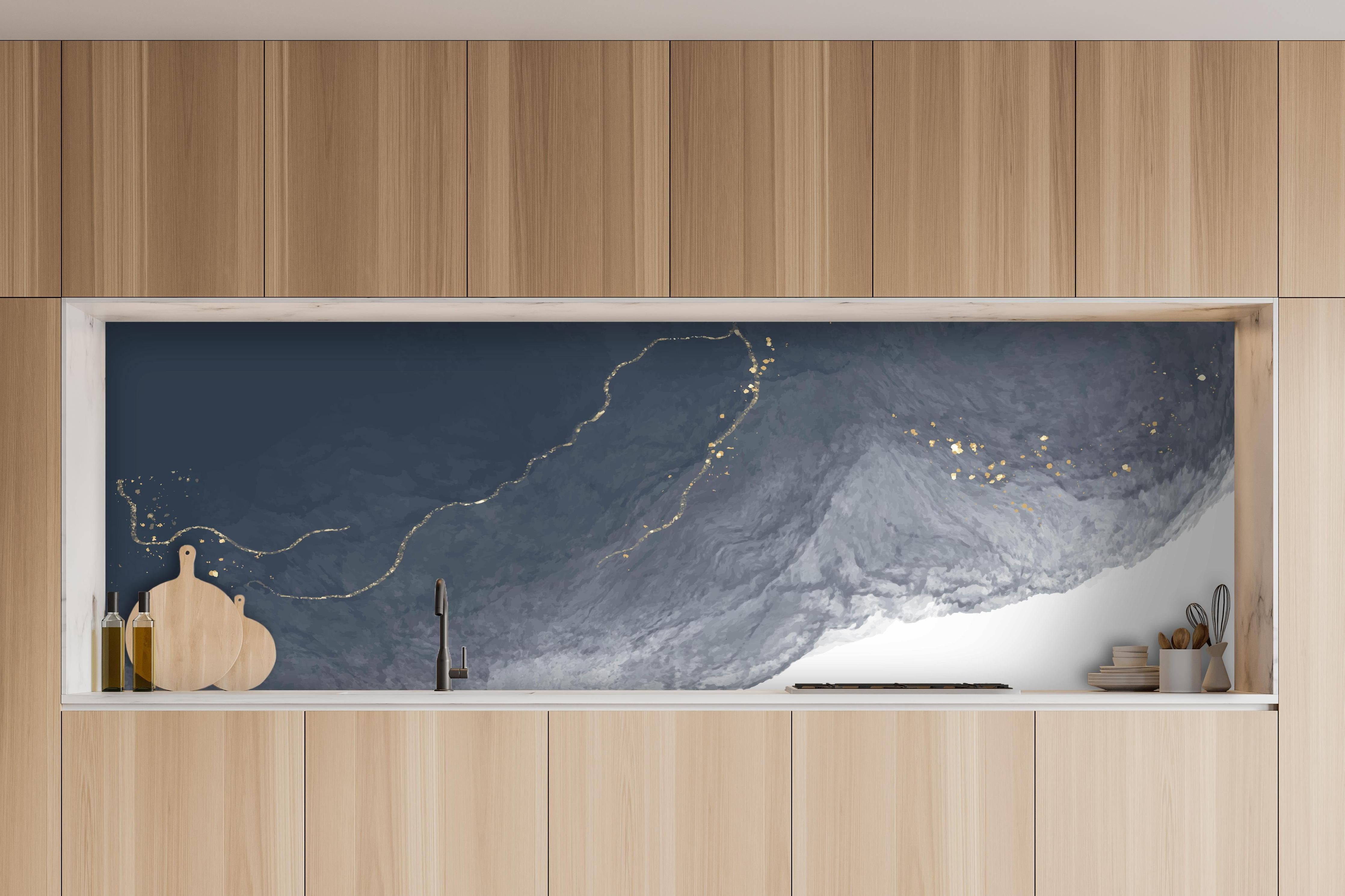 Küche - Weiß und Grau als elegante Hintergrundtextur hinter weißen Hochglanz-Küchenregalen und schwarzem Wasserhahn