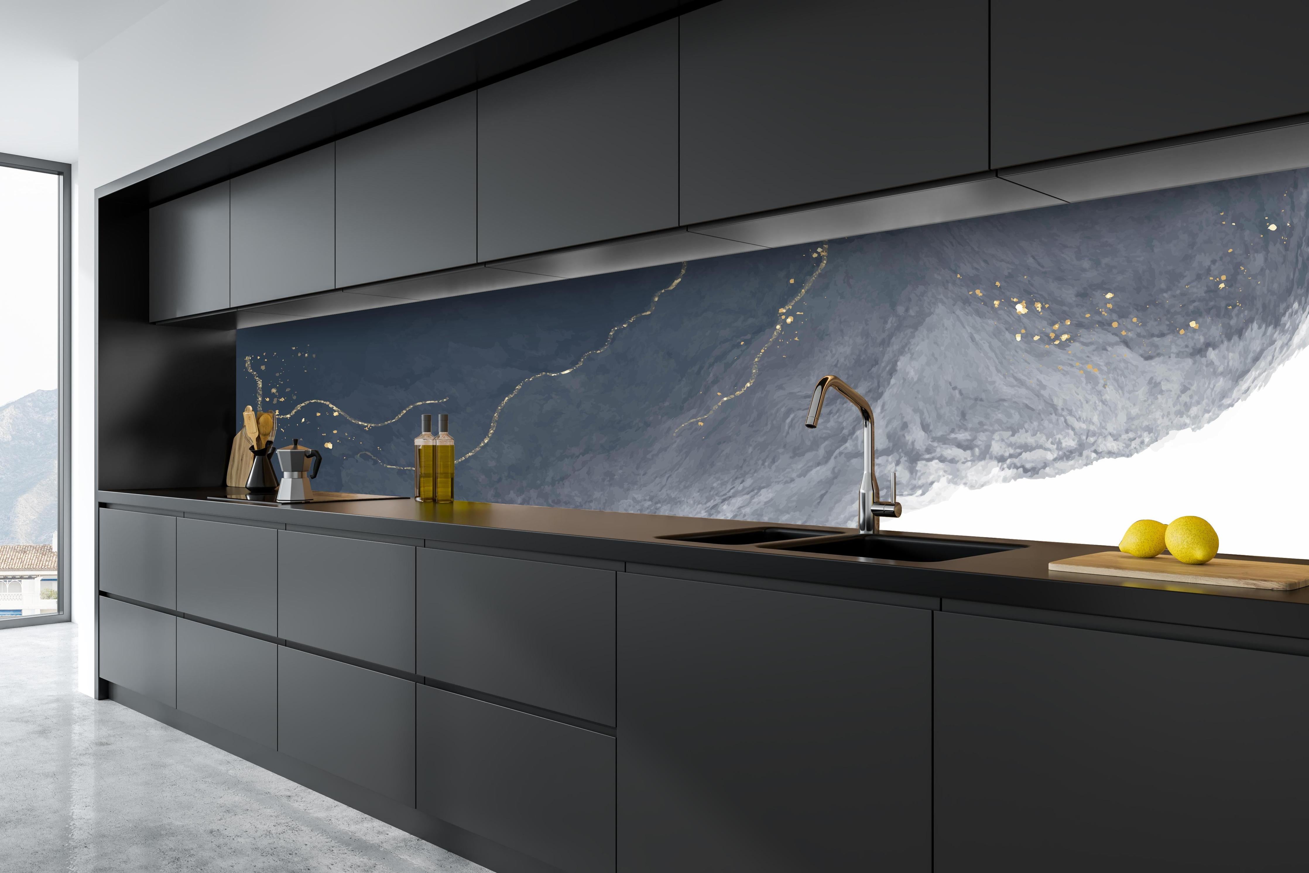 Küche - Weiß und Grau als elegante Hintergrundtextur hinter weißen Hochglanz-Küchenregalen und schwarzem Wasserhahn