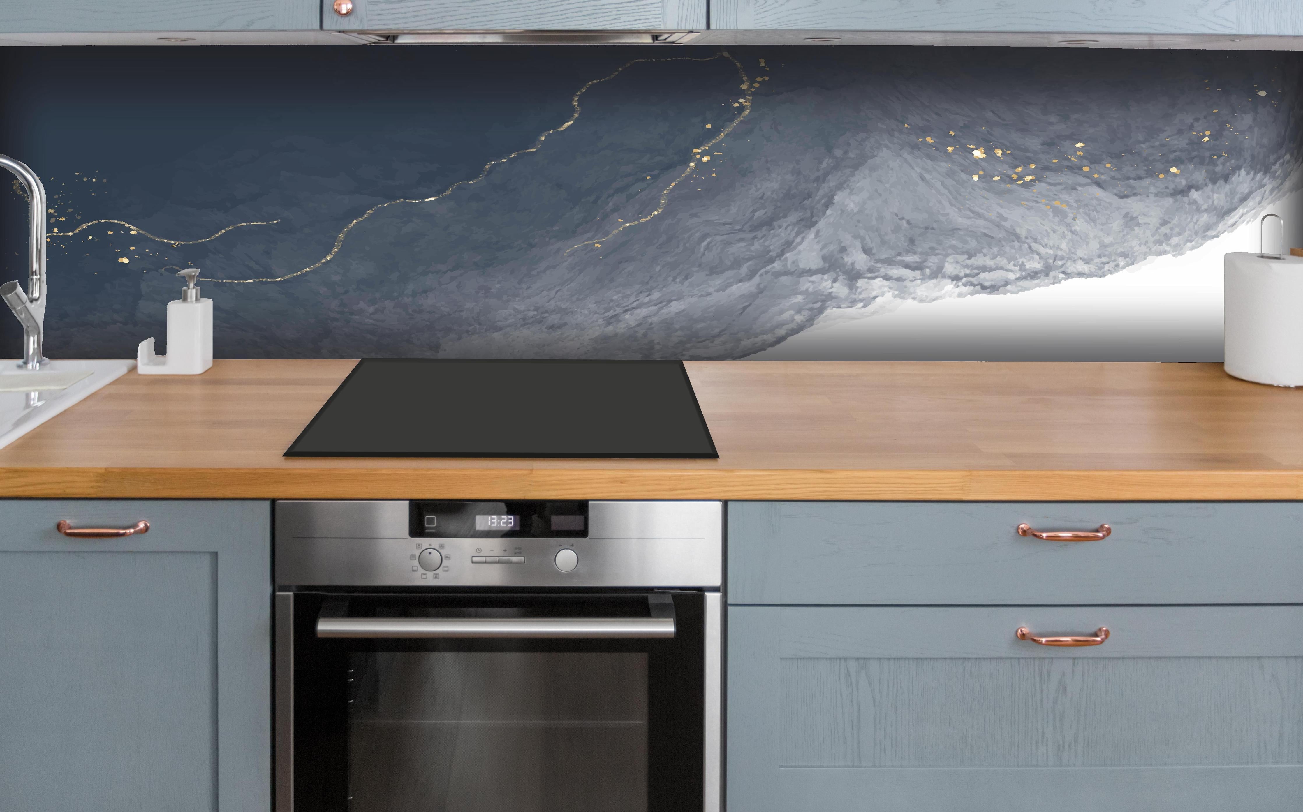 Küche - Weiß und Grau als elegante Hintergrundtextur hinter weißen Hochglanz-Küchenregalen und schwarzem Wasserhahn