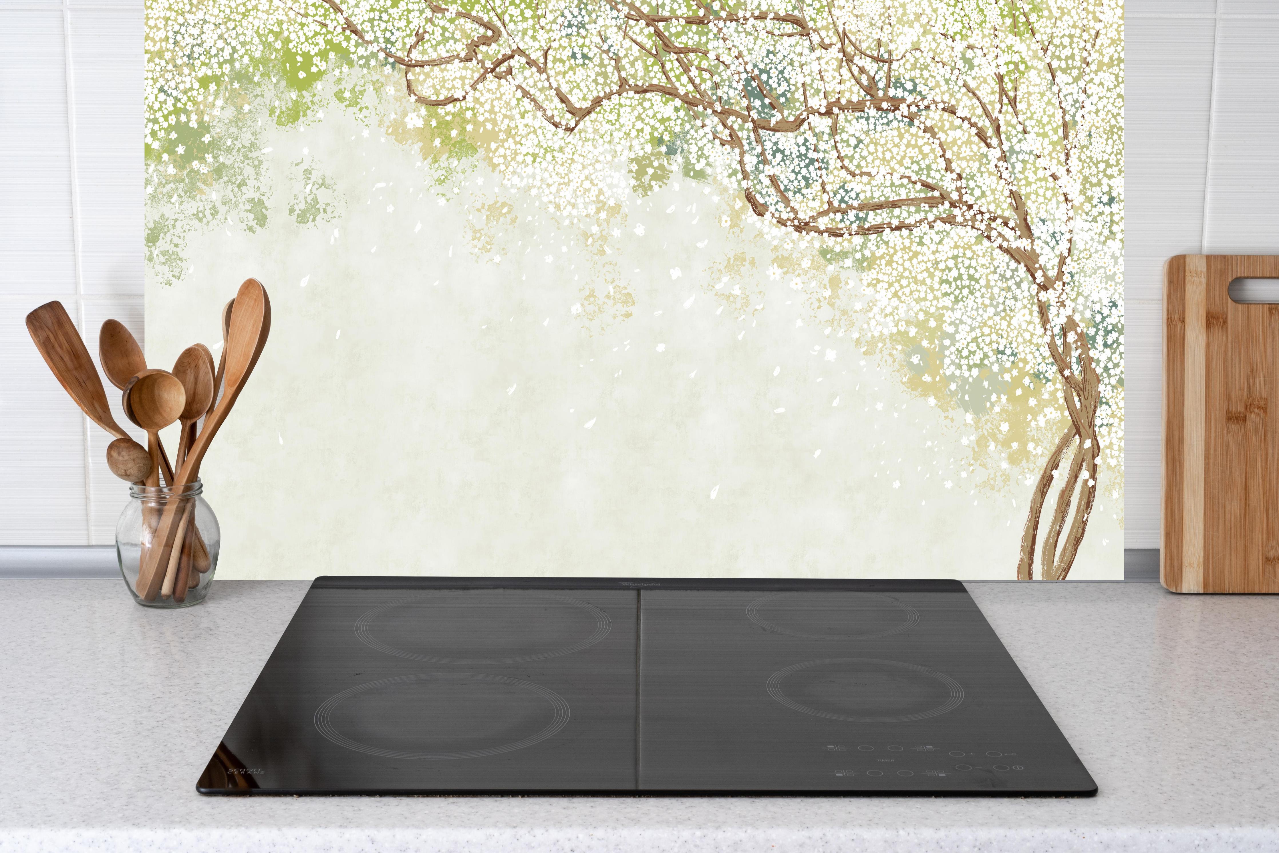 Küche - Weiße Sakura Blätter - Vintage hinter weißen Hochglanz-Küchenregalen und schwarzem Wasserhahn