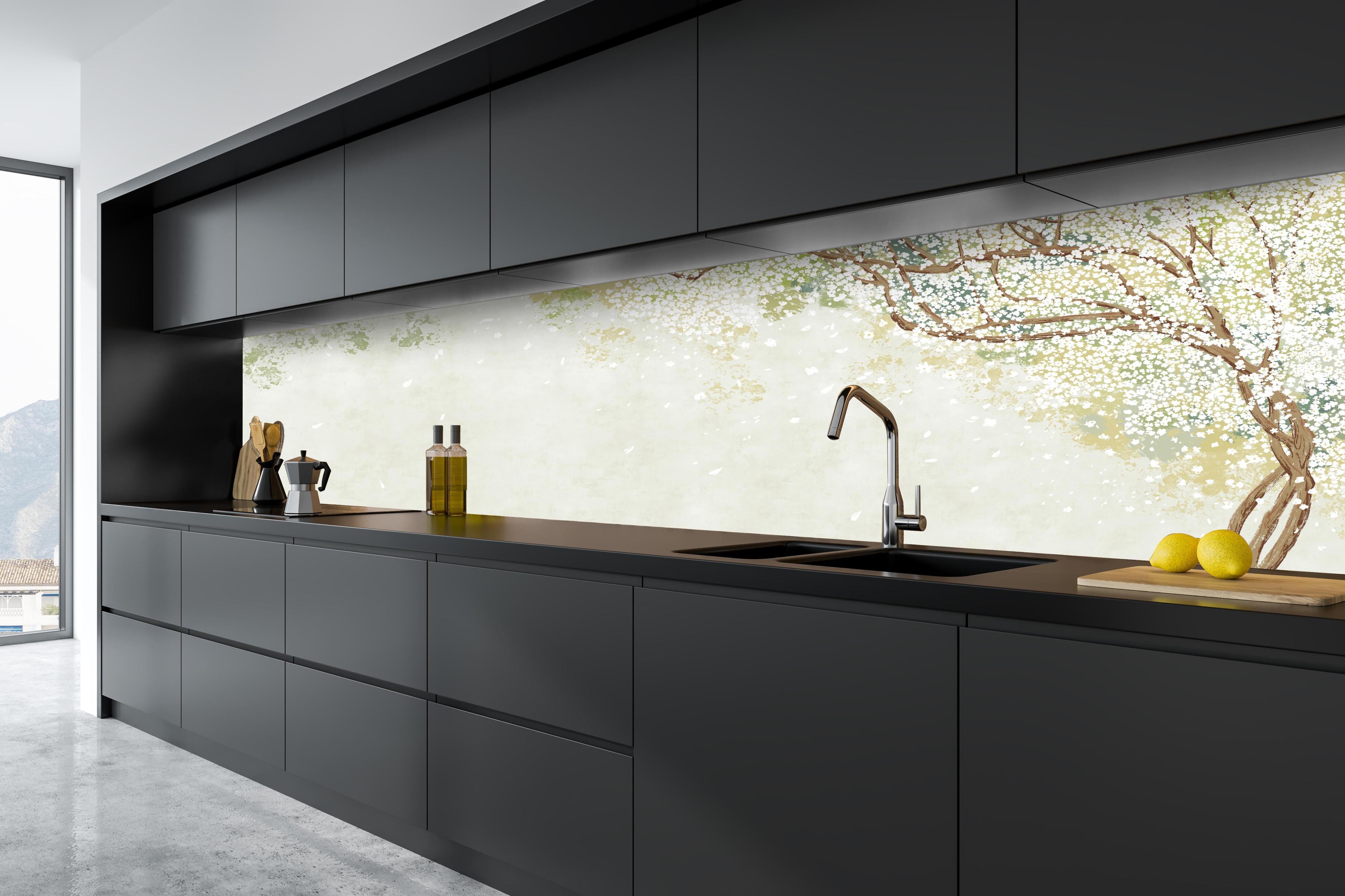 Küche - Weiße Sakura Blätter - Vintage hinter weißen Hochglanz-Küchenregalen und schwarzem Wasserhahn