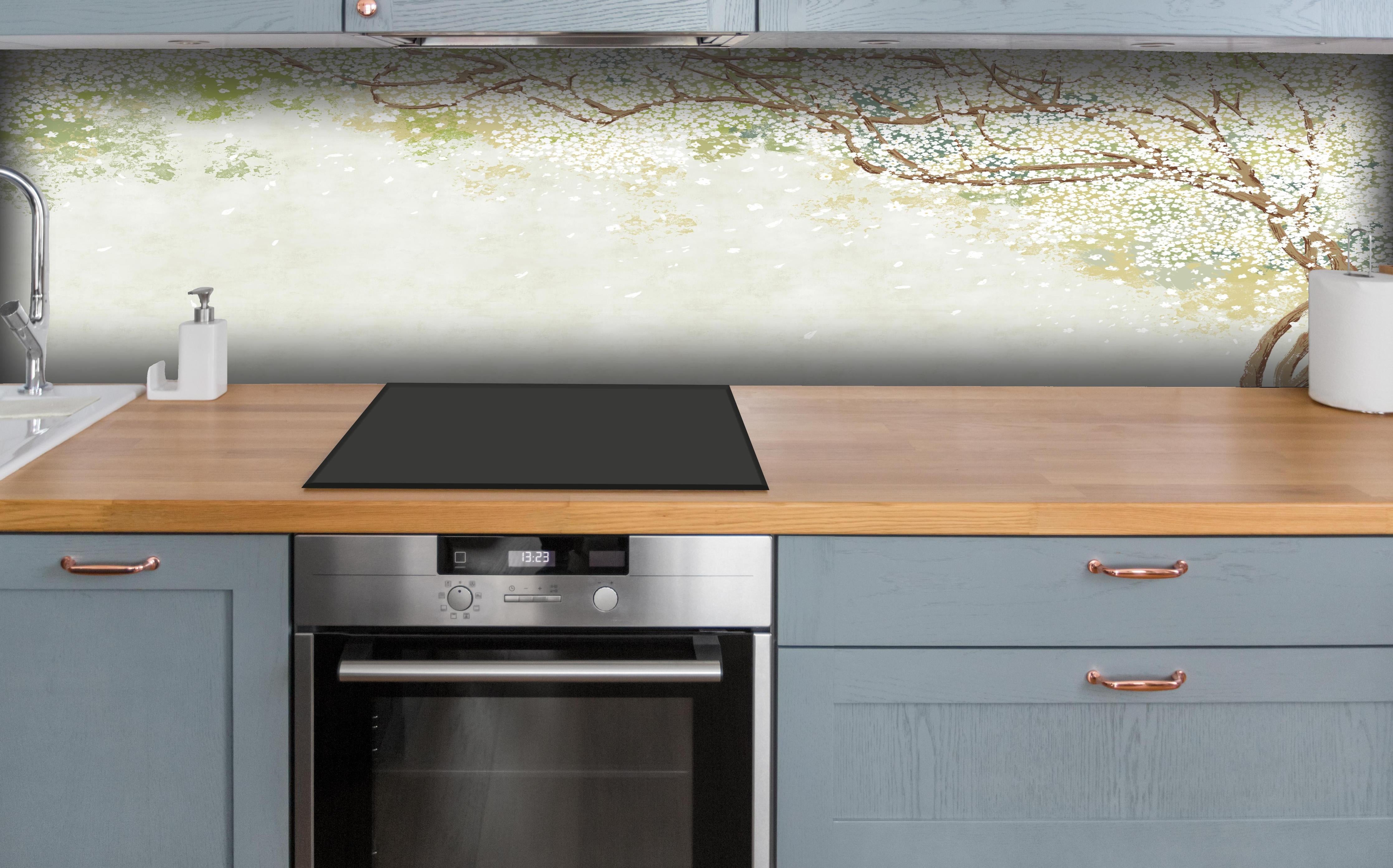 Küche - Weiße Sakura Blätter - Vintage hinter weißen Hochglanz-Küchenregalen und schwarzem Wasserhahn