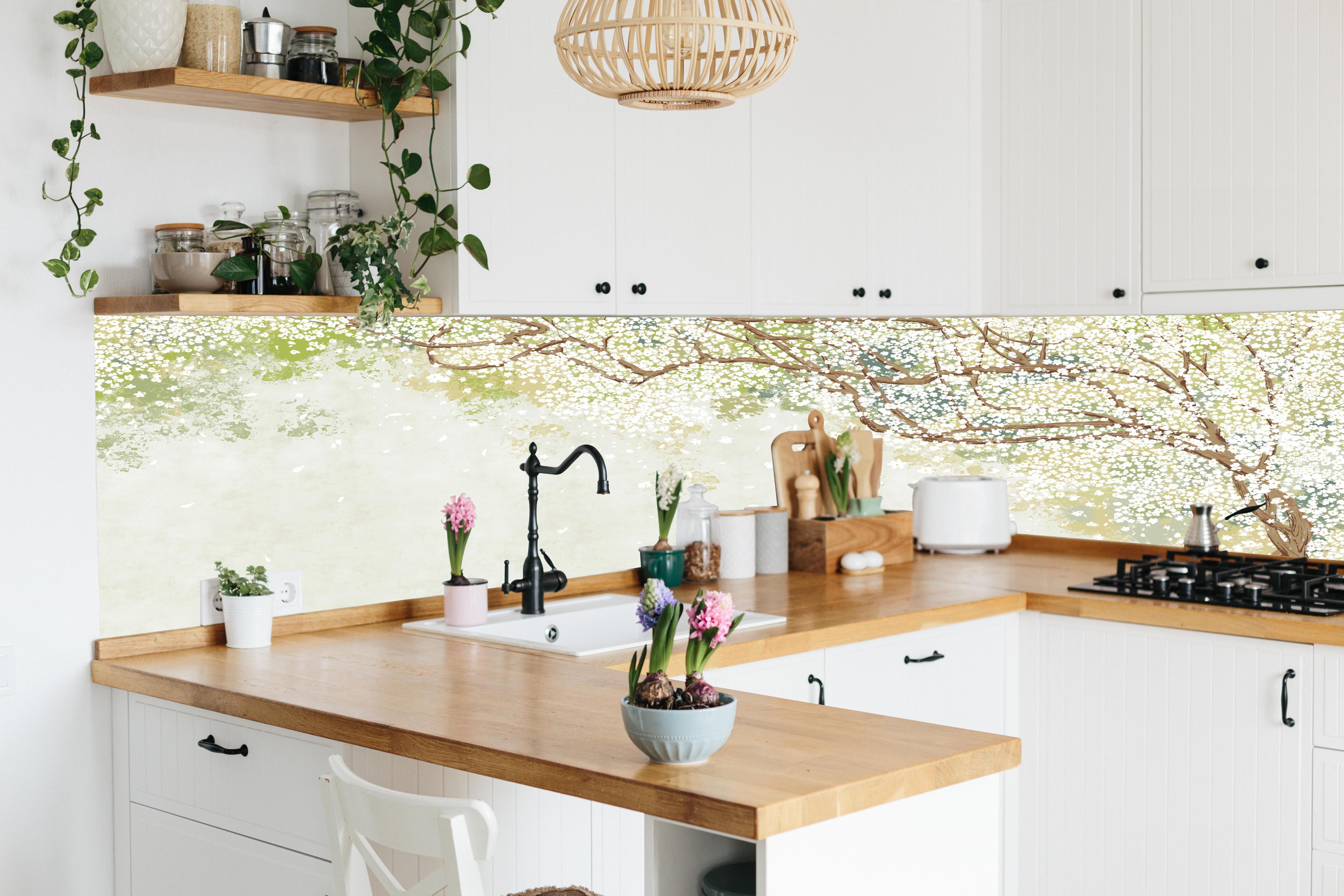 Küche - Weiße Sakura Blätter - Vintage hinter weißen Hochglanz-Küchenregalen und schwarzem Wasserhahn