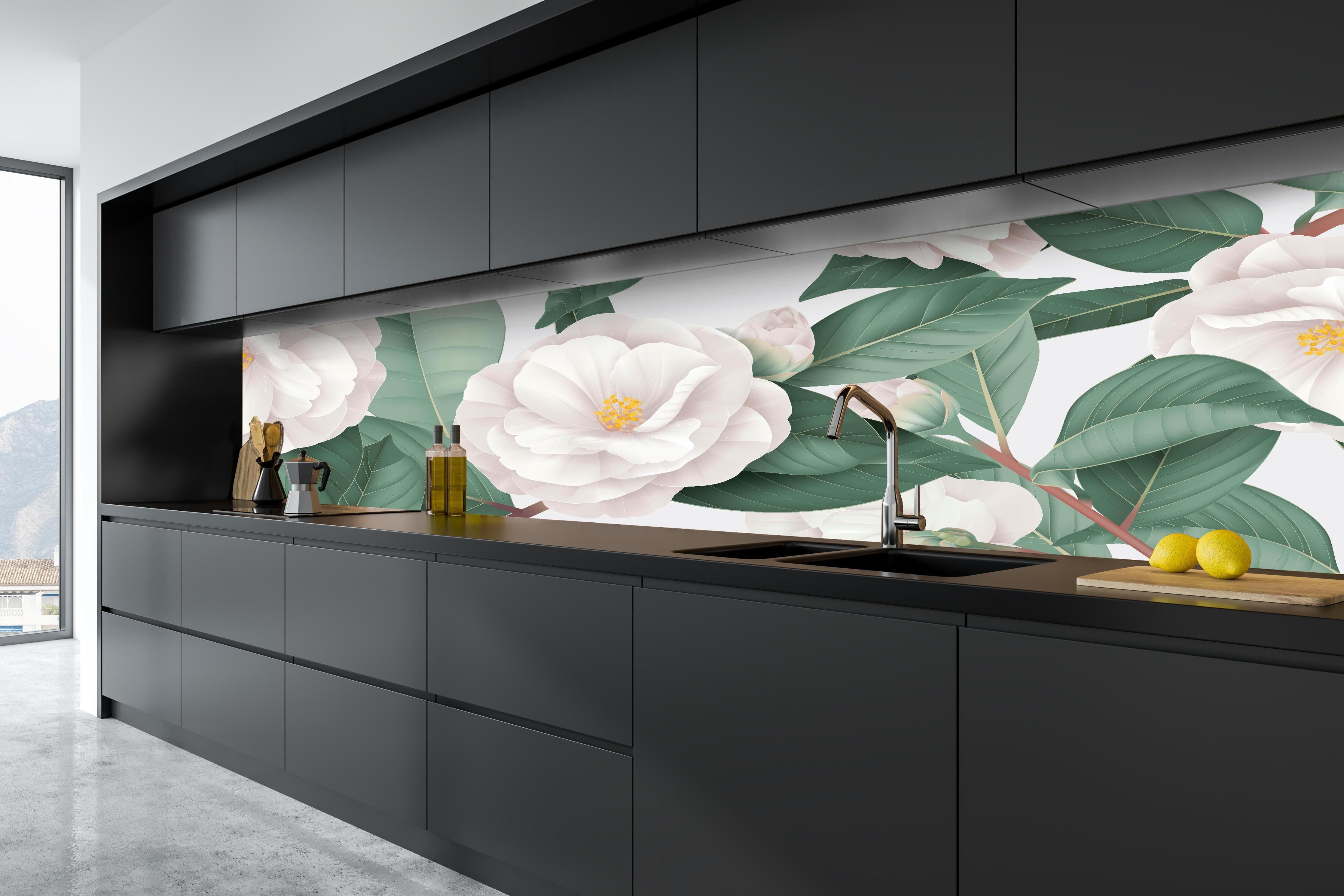 Küche - Weiße Semi-double Camellias auf Grau hinter weißen Hochglanz-Küchenregalen und schwarzem Wasserhahn