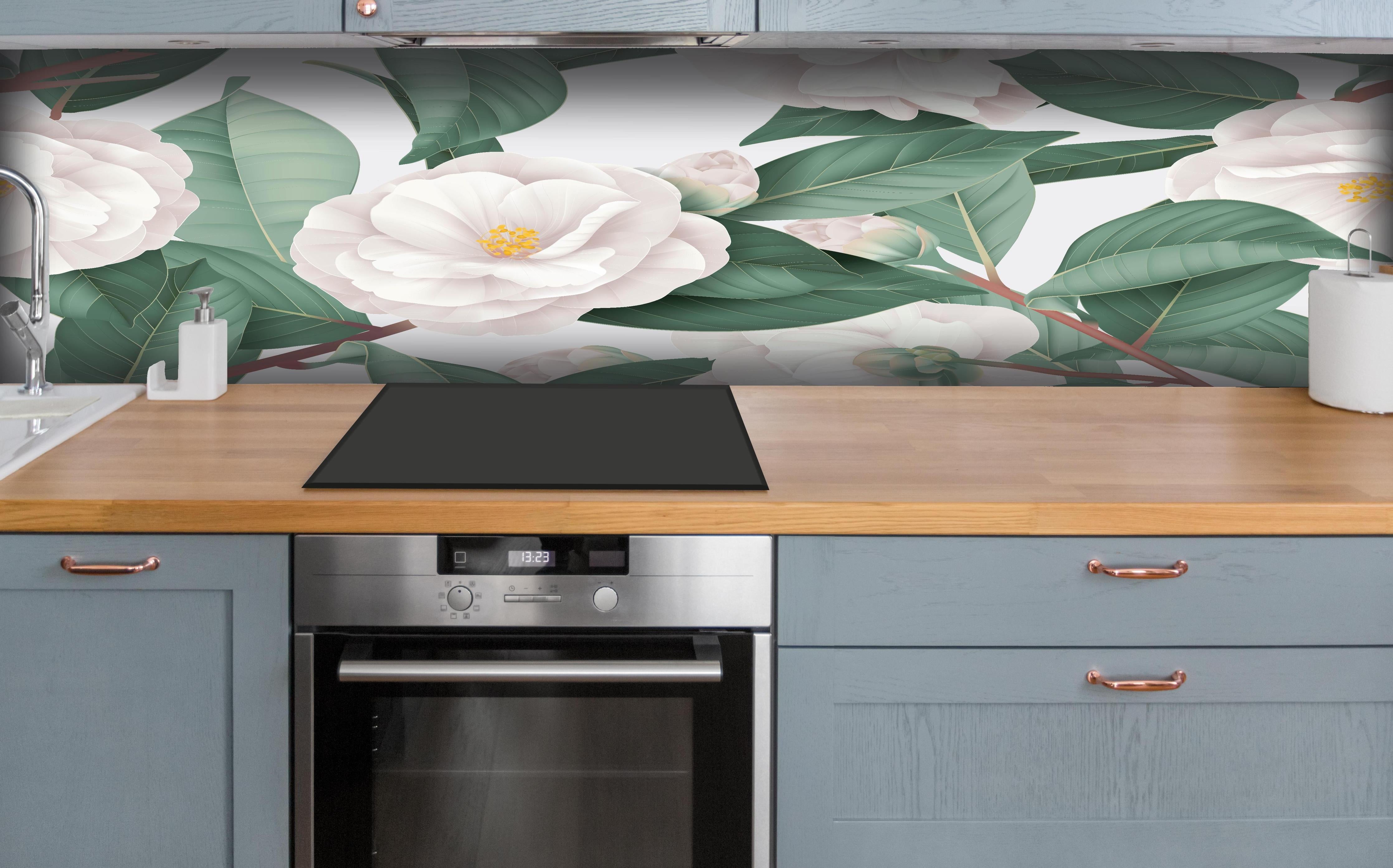 Küche - Weiße Semi-double Camellias auf Grau hinter weißen Hochglanz-Küchenregalen und schwarzem Wasserhahn