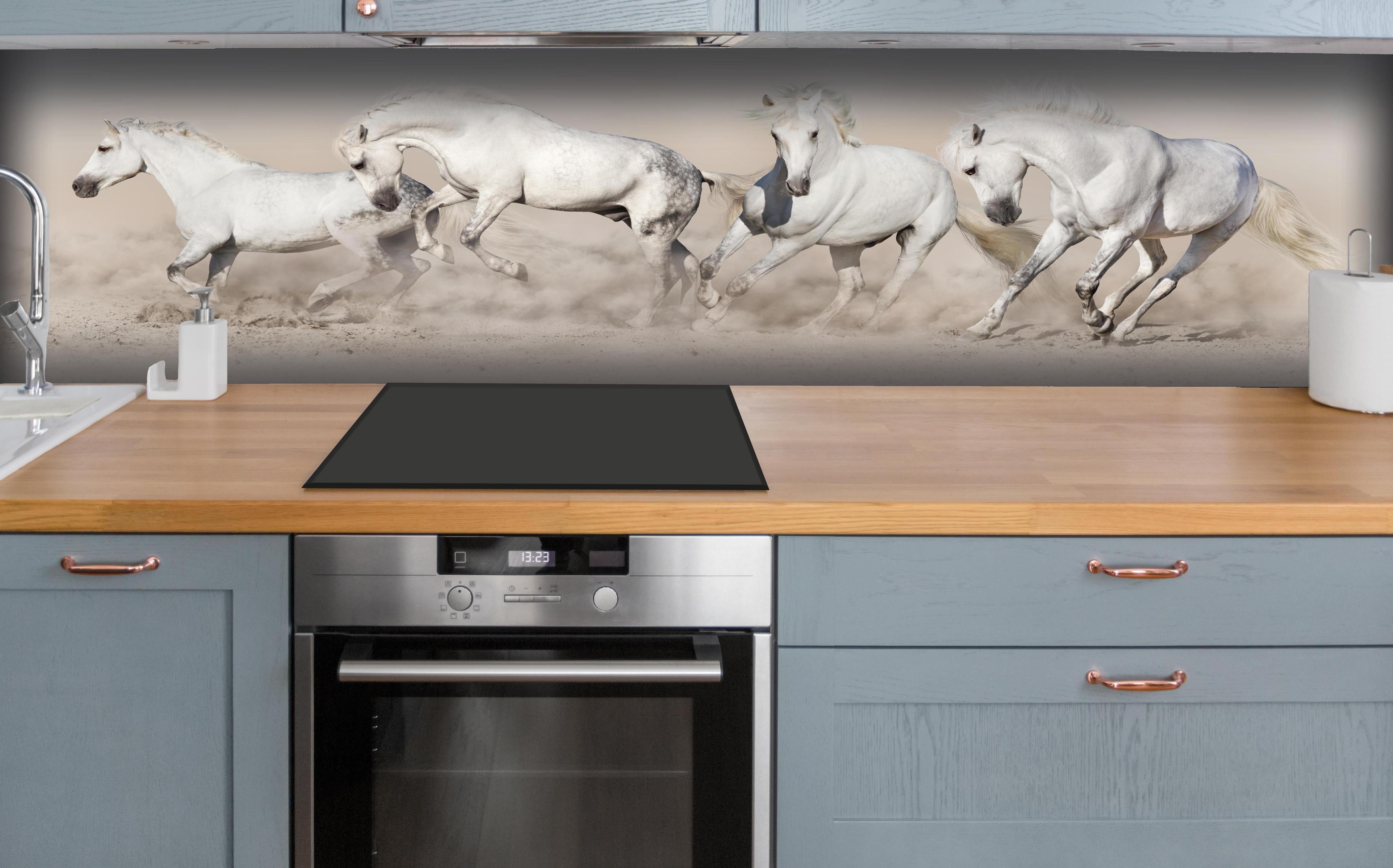 Küche - Weiße Wildpferde Staubwolke Wüste hinter weißen Hochglanz-Küchenregalen und schwarzem Wasserhahn