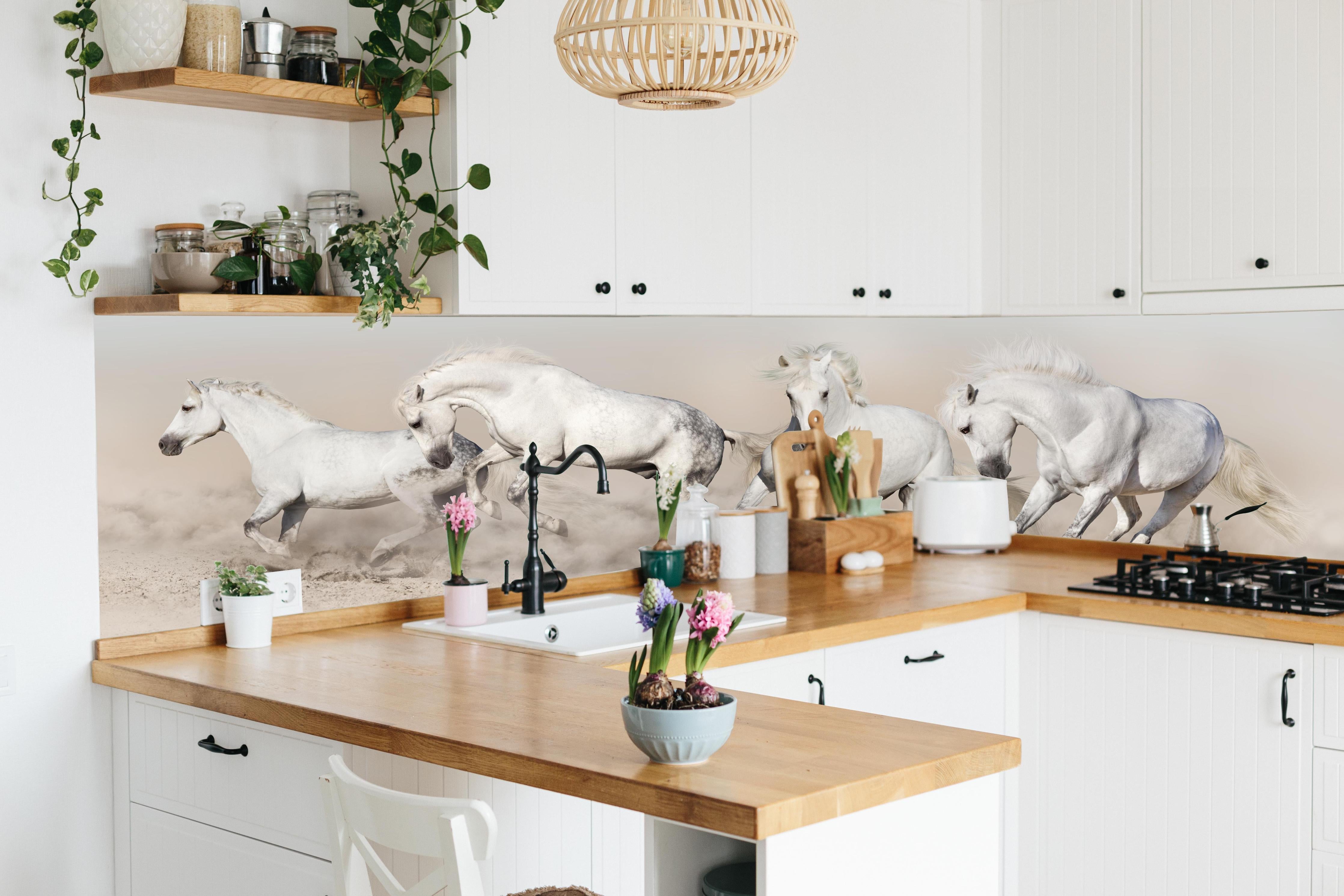 Küche - Weiße Wildpferde Staubwolke Wüste hinter weißen Hochglanz-Küchenregalen und schwarzem Wasserhahn