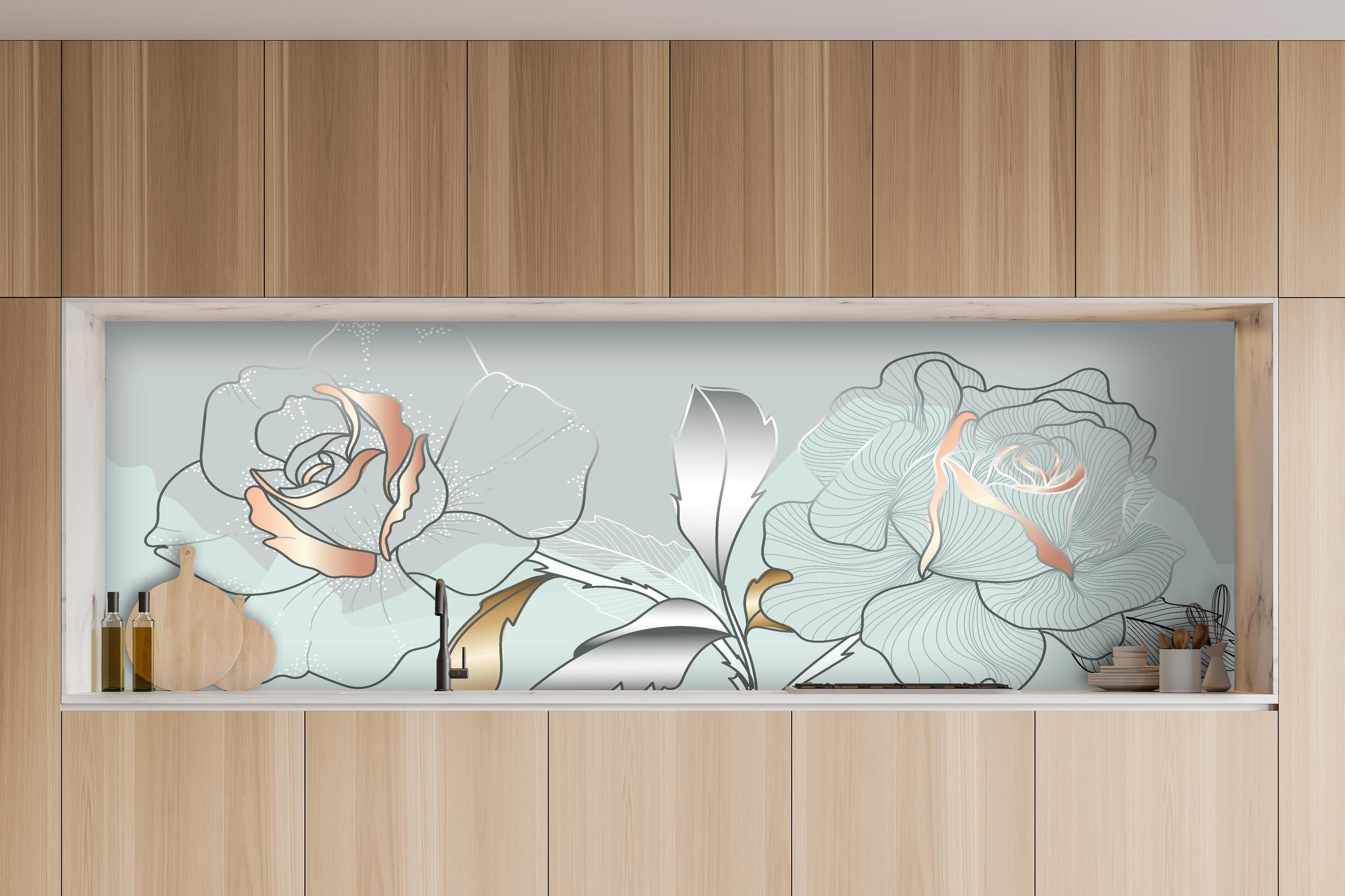 Küche - Weiße und Blaue Florale Illustration hinter weißen Hochglanz-Küchenregalen und schwarzem Wasserhahn