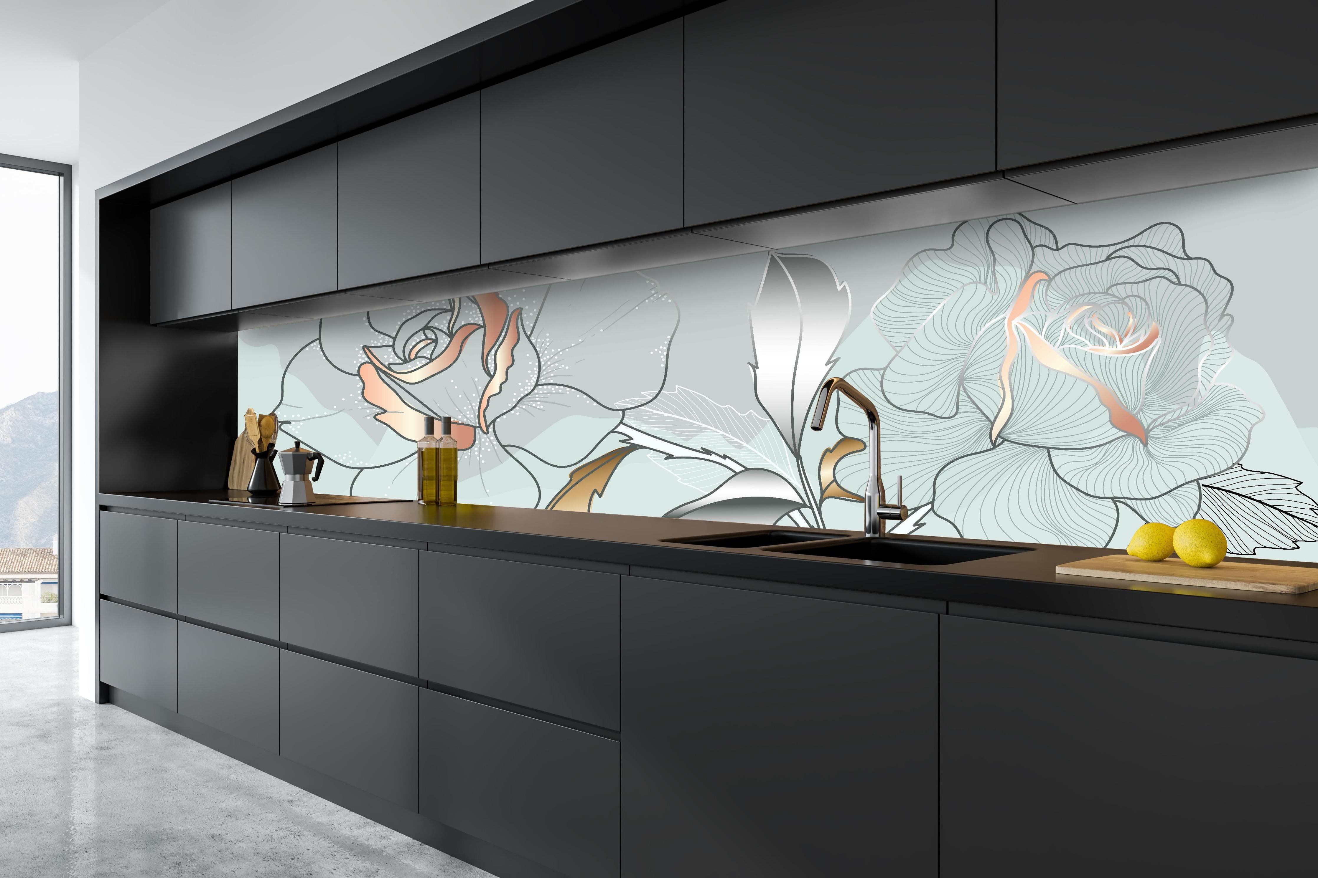 Küche - Weiße und Blaue Florale Illustration hinter weißen Hochglanz-Küchenregalen und schwarzem Wasserhahn