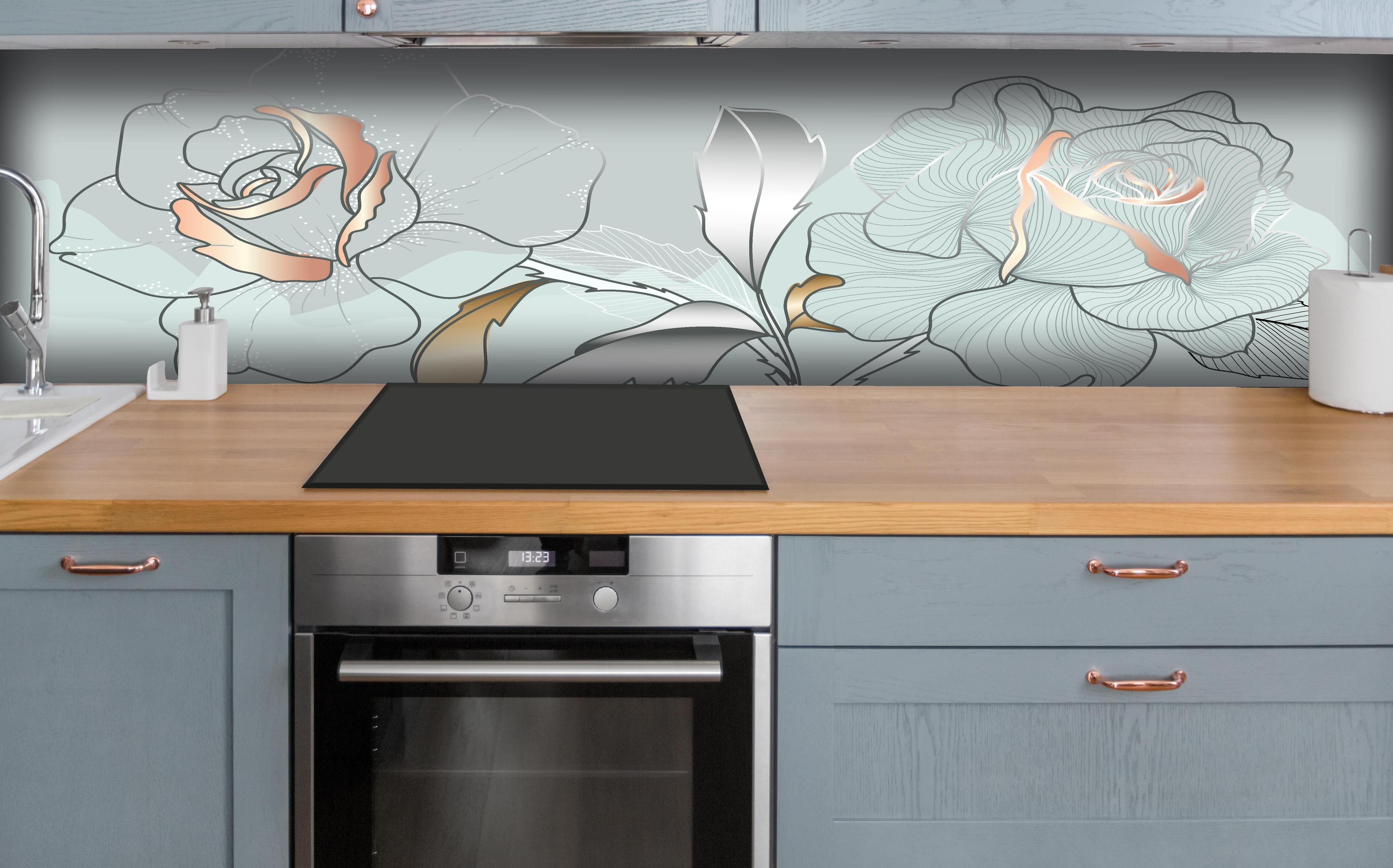 Küche - Weiße und Blaue Florale Illustration hinter weißen Hochglanz-Küchenregalen und schwarzem Wasserhahn