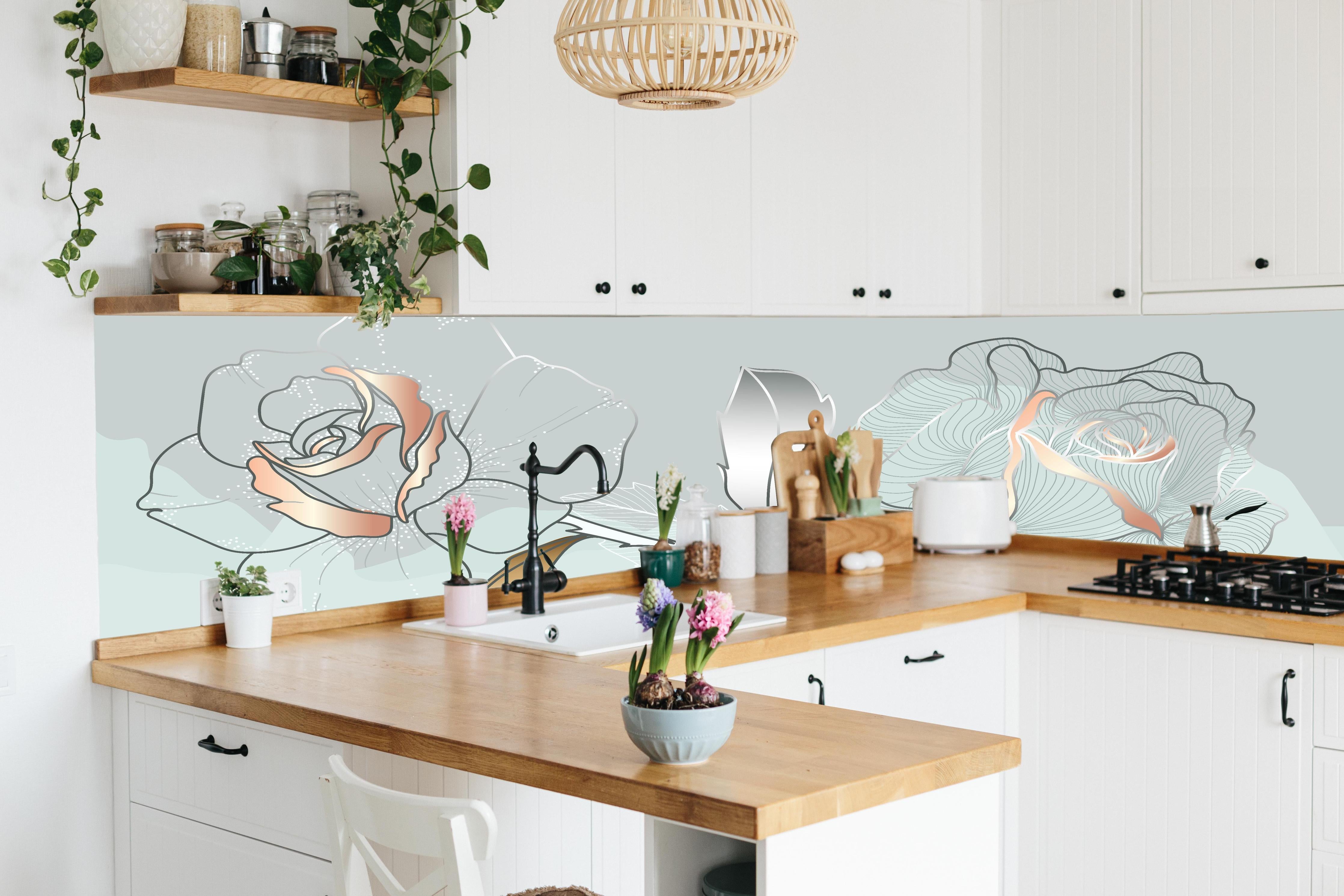 Küche - Weiße und Blaue Florale Illustration hinter weißen Hochglanz-Küchenregalen und schwarzem Wasserhahn